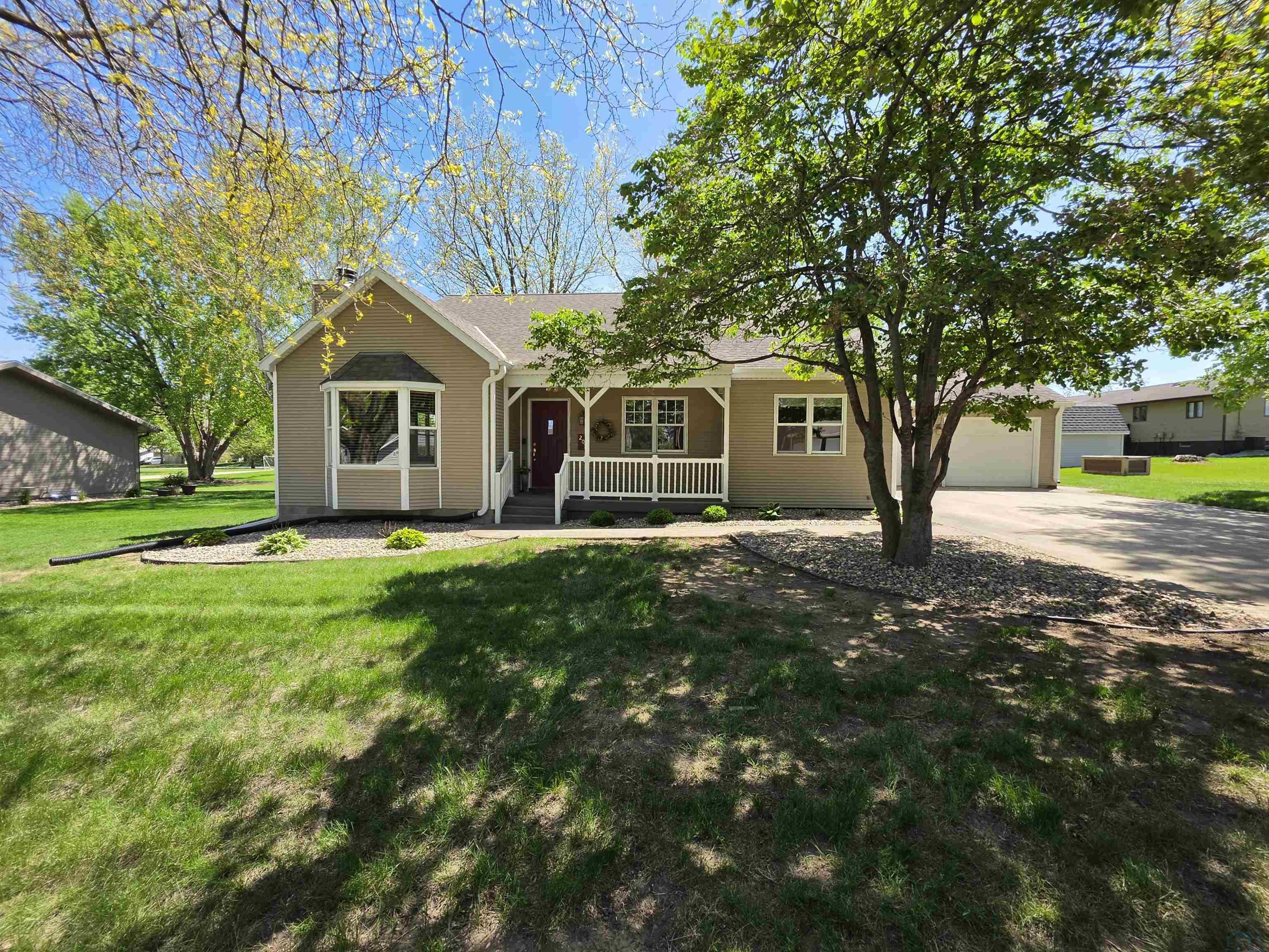 207 Iowa Ave NW, Orange City, IA 51041- 