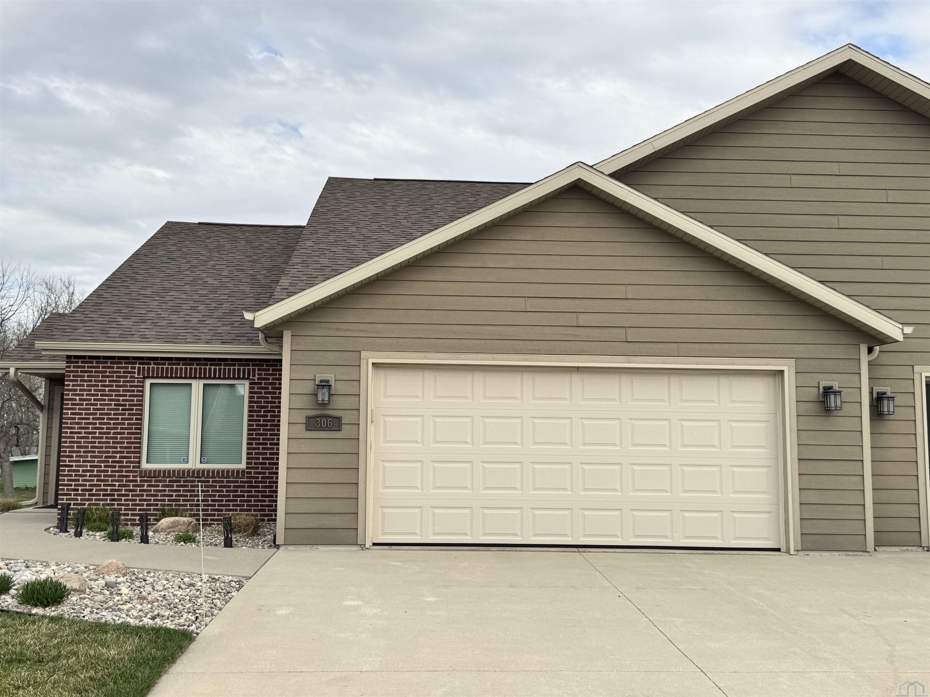 306 Prairie Bluff Dr, Sergeant Bluff, IA 51054 