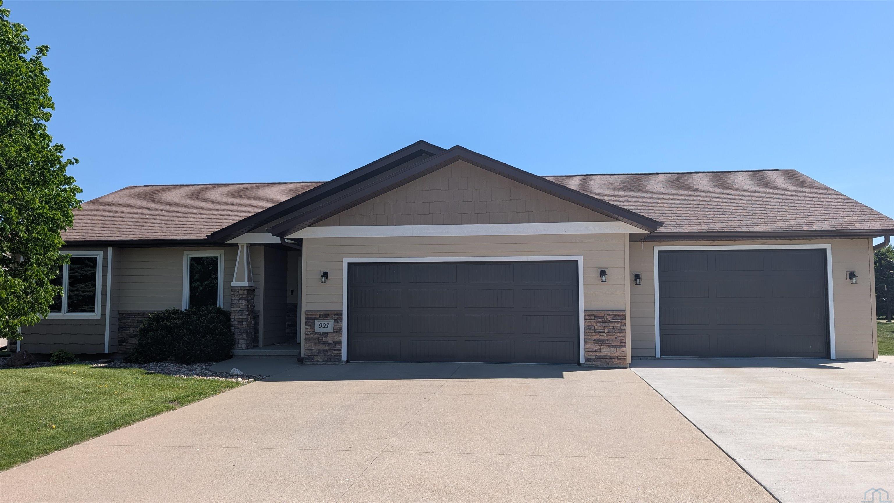 927 16TH ST SE, Sioux Center, IA 51250 