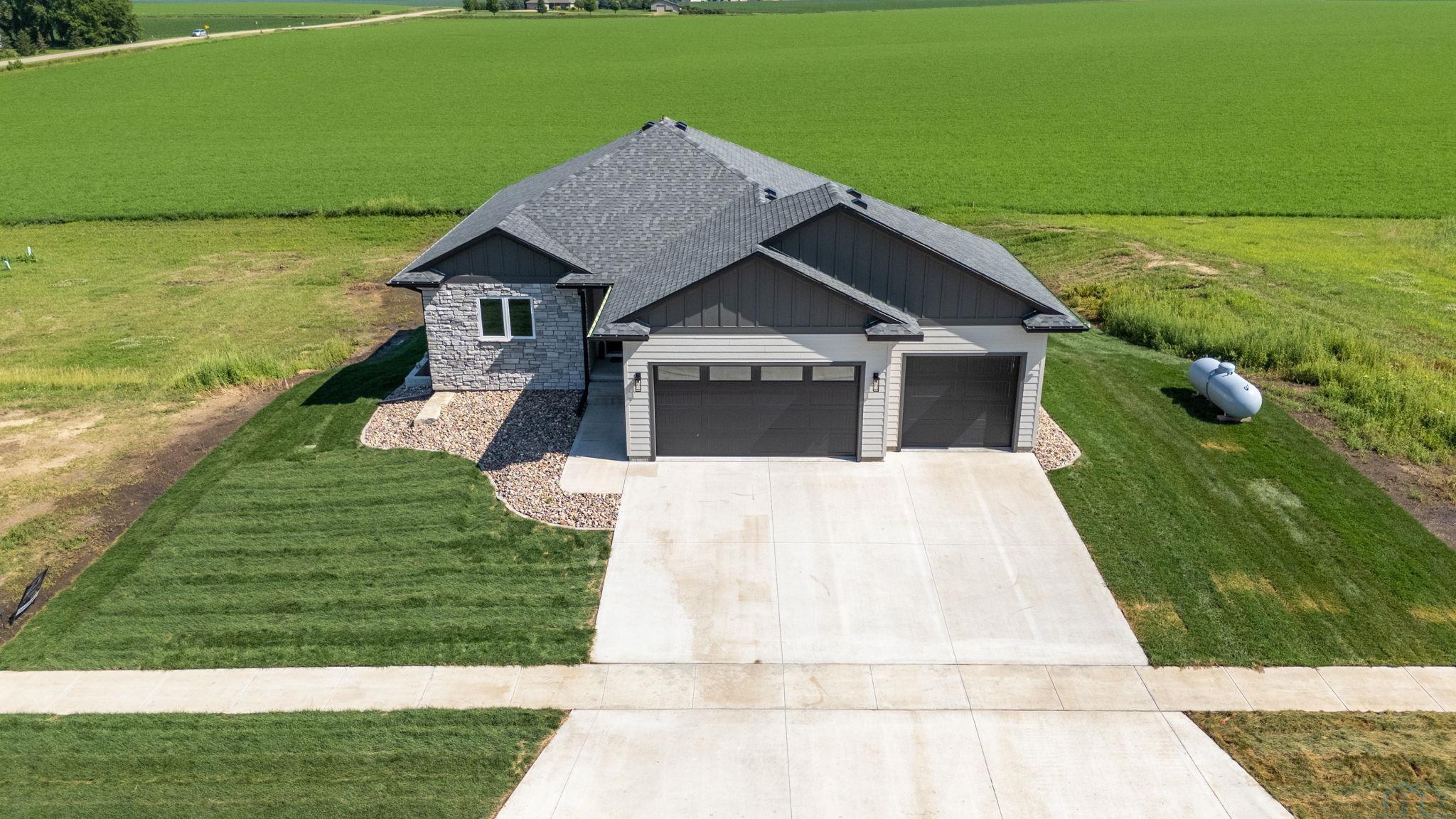 1403 Castle Street, Larchwood, IA 51241 