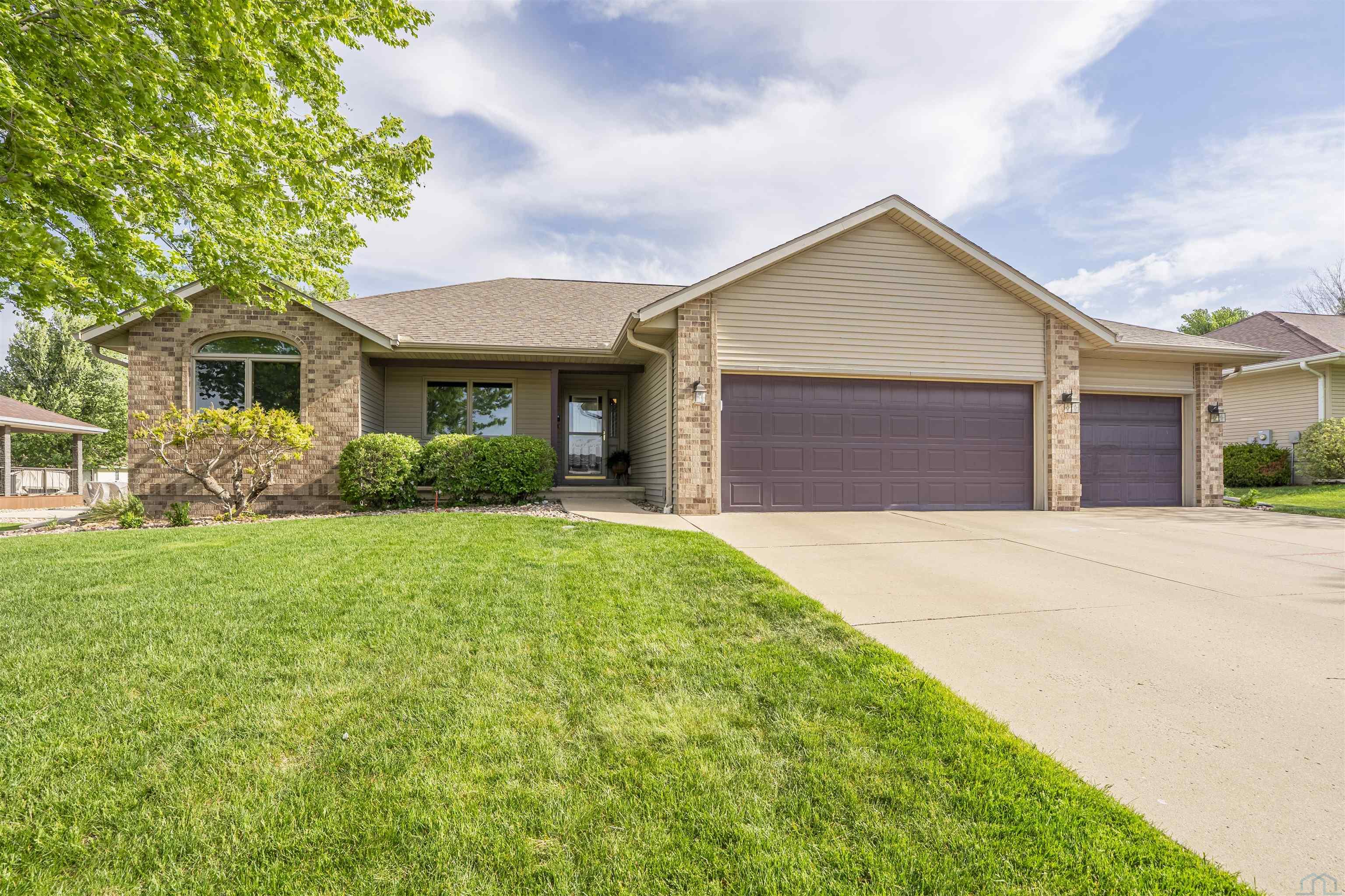 53 18th St SE, LeMars, IA 51031 