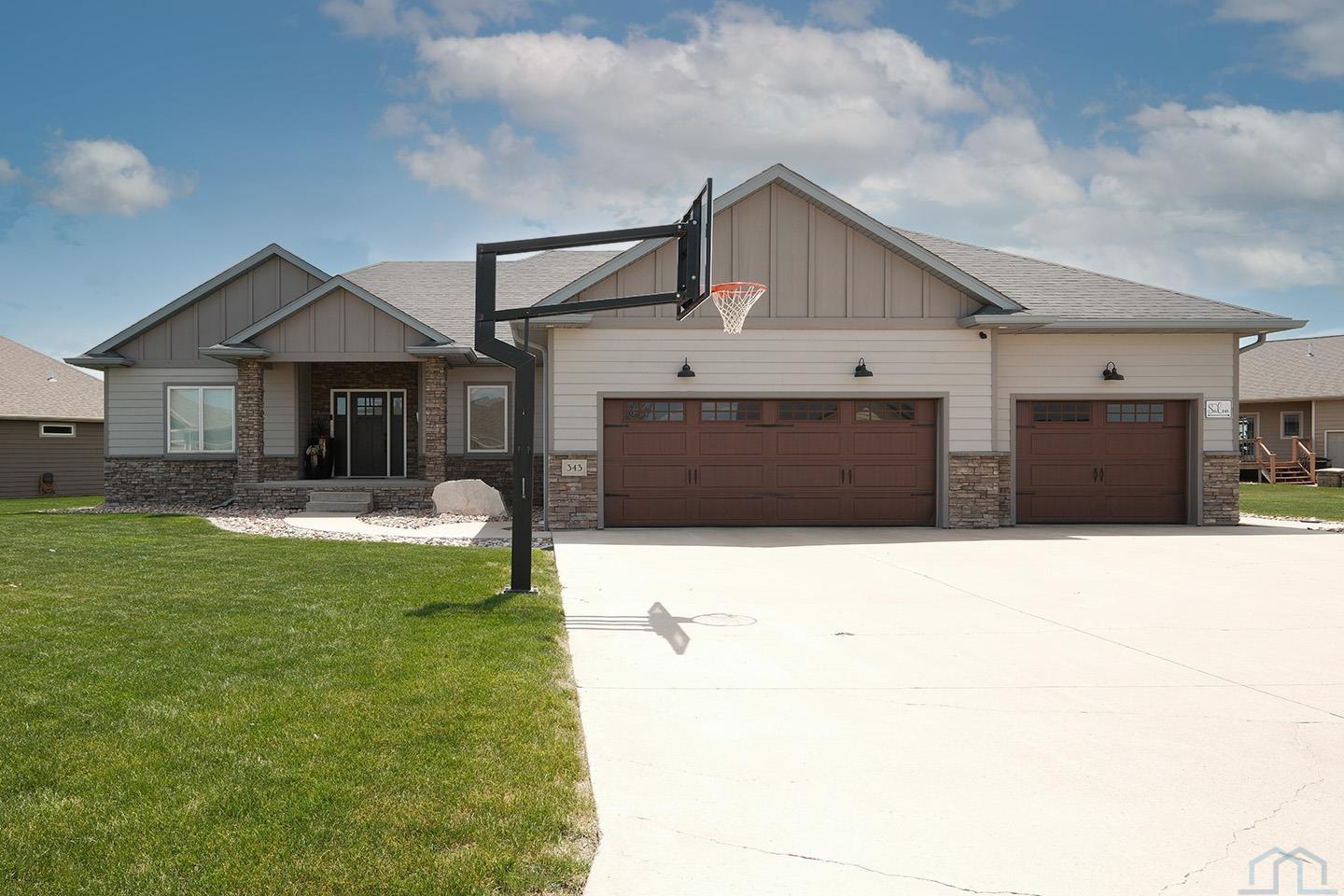 343 Sawgrass Trail, Sioux Center, IA 51250 