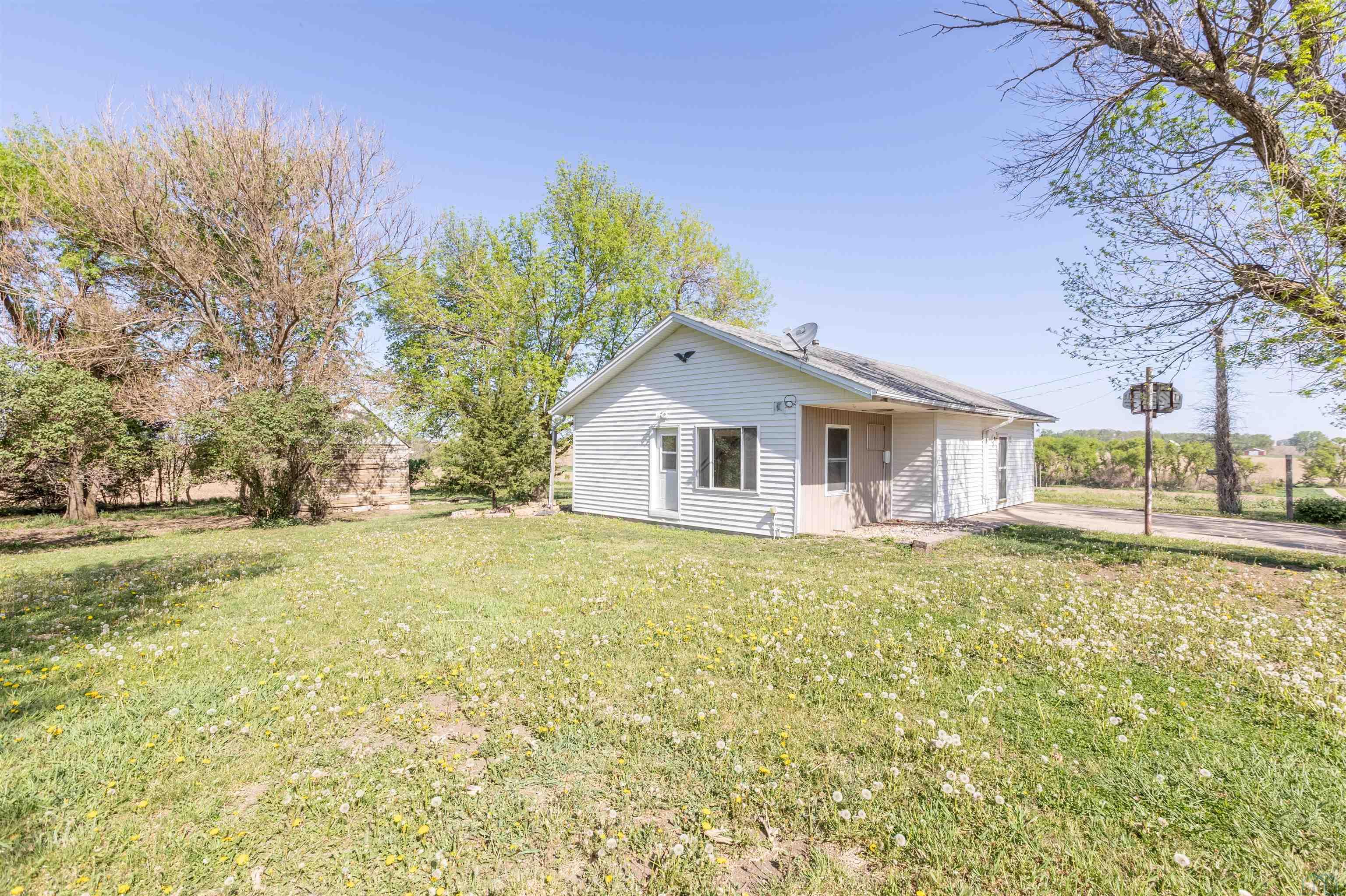 820 4TH ST						  						 , Ireton						 , IA						  51027						  