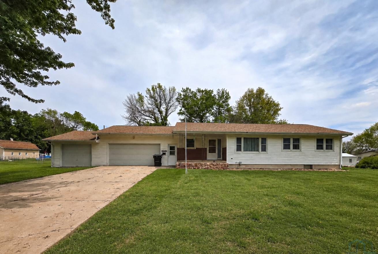 611 RAILROAD AVE, Correctionville, IA 51016 