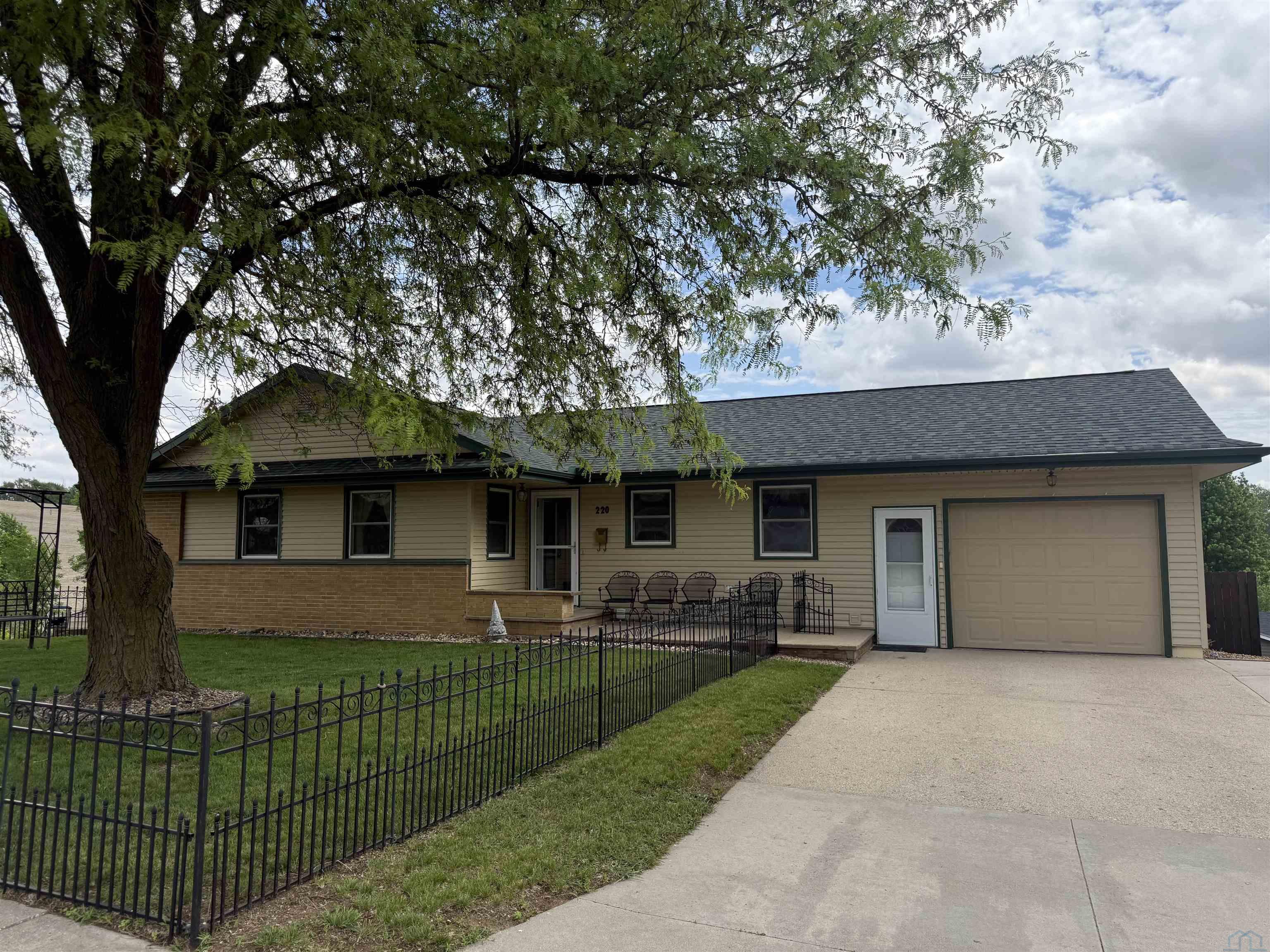 220 Hillcrest Ave. N, Hinton, IA 51024 