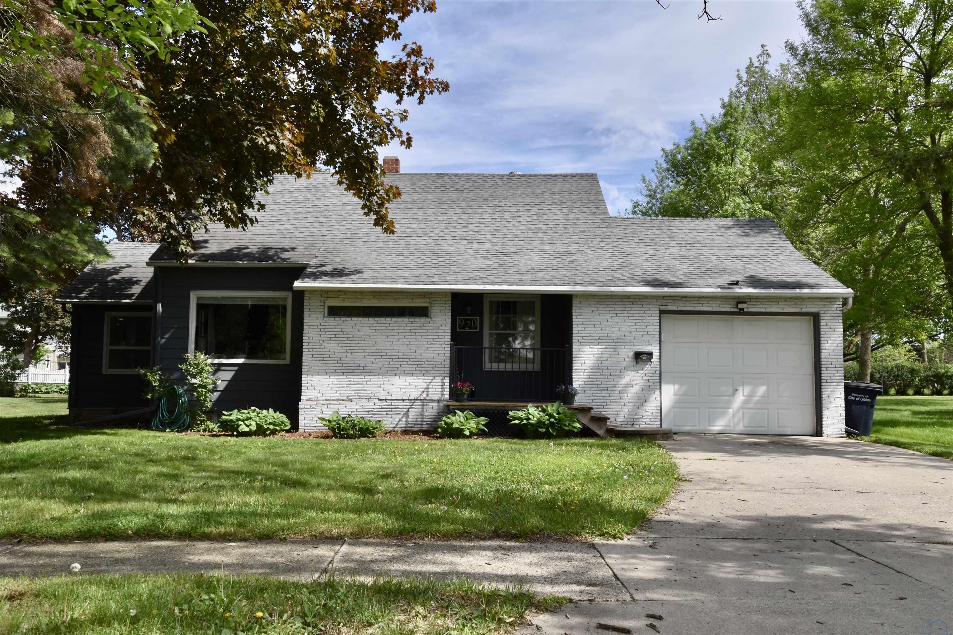 920 8TH ST, Sibley, IA 51249 