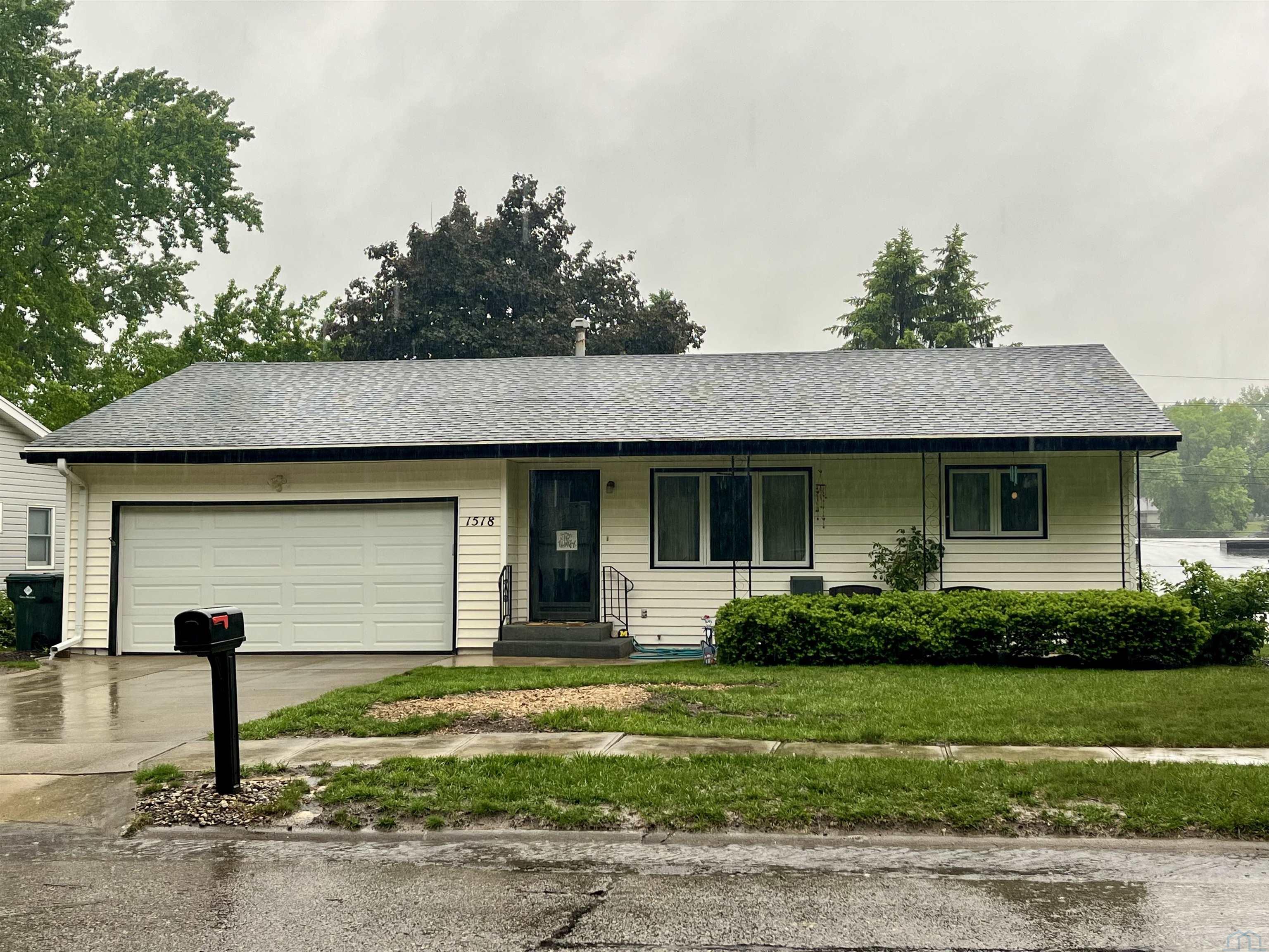 1518 38th St., Sioux City, IA 51104 