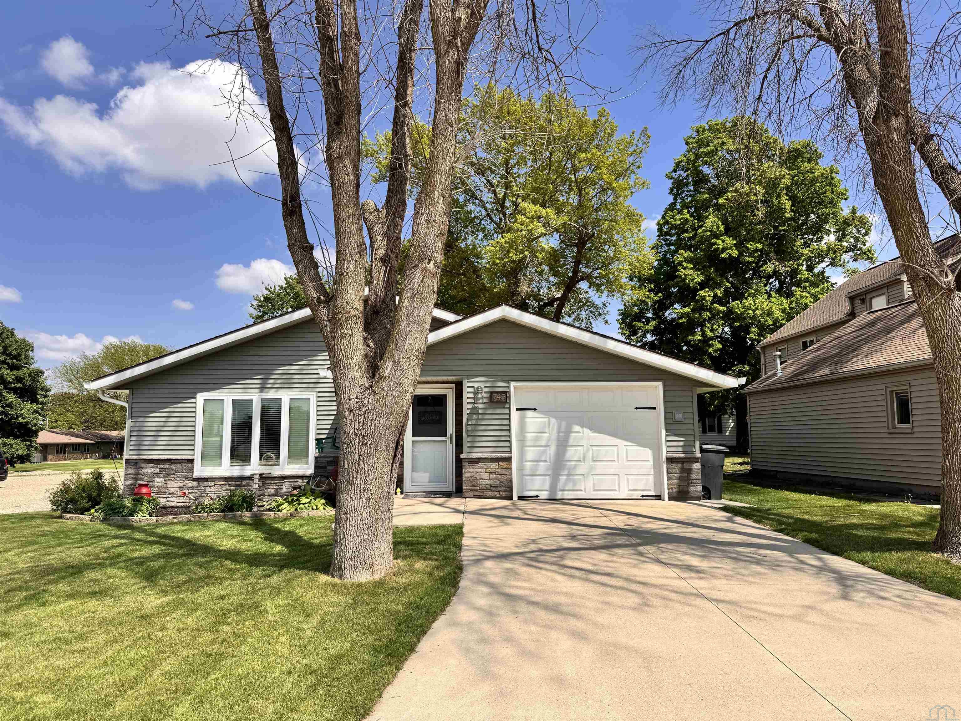 745 Garfield Ave, Sheldon, IA 51201 
