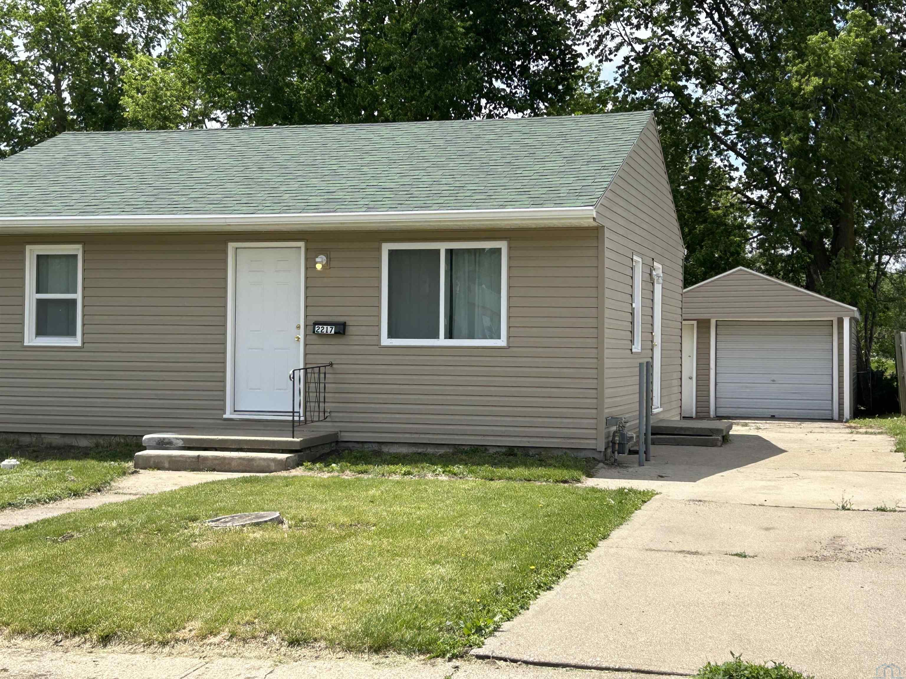 2217 Geneva, Sioux City, IA 51103 