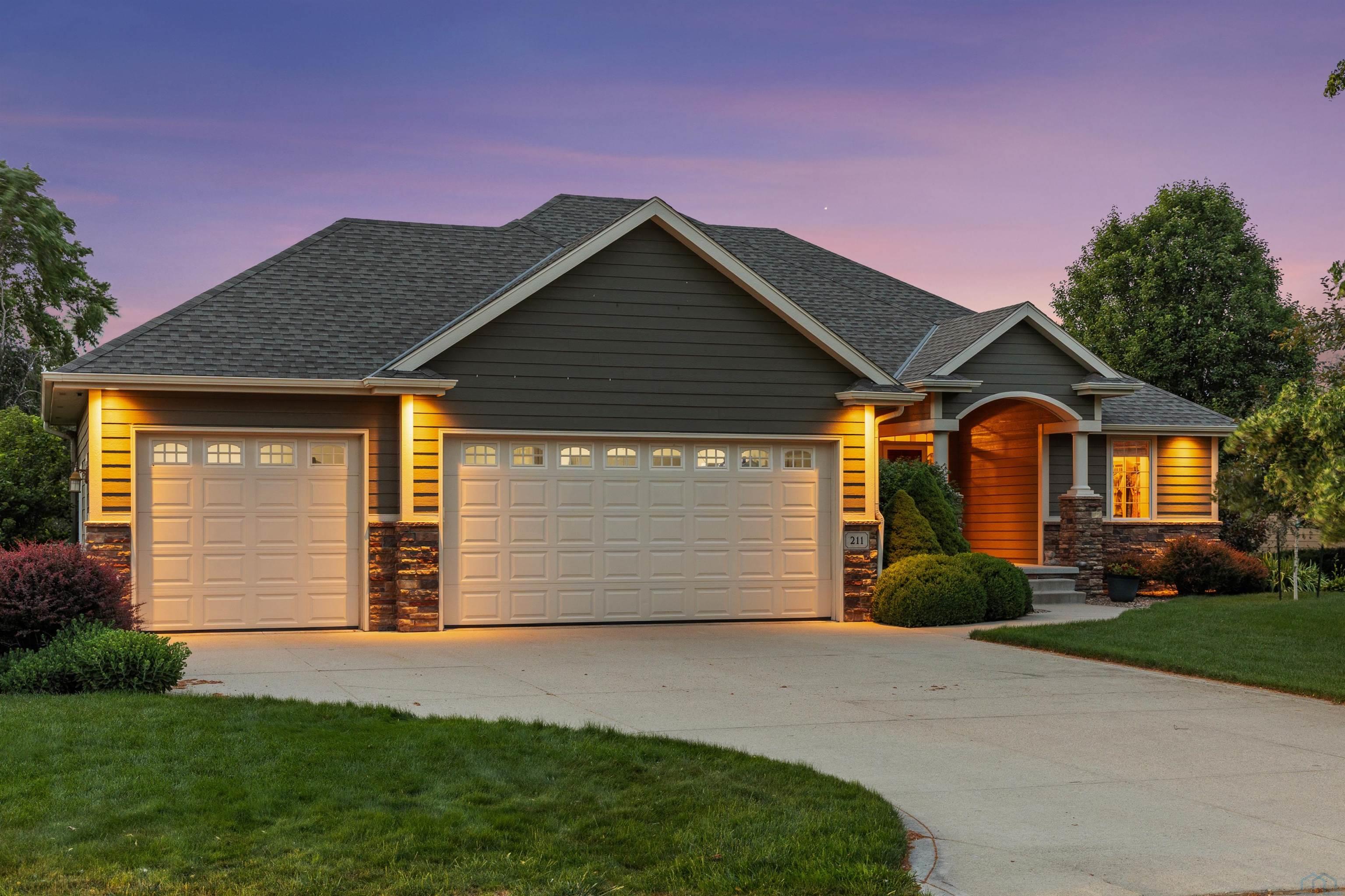 211 Sawgrass Trail E, Dakota Dunes, SD 57049 