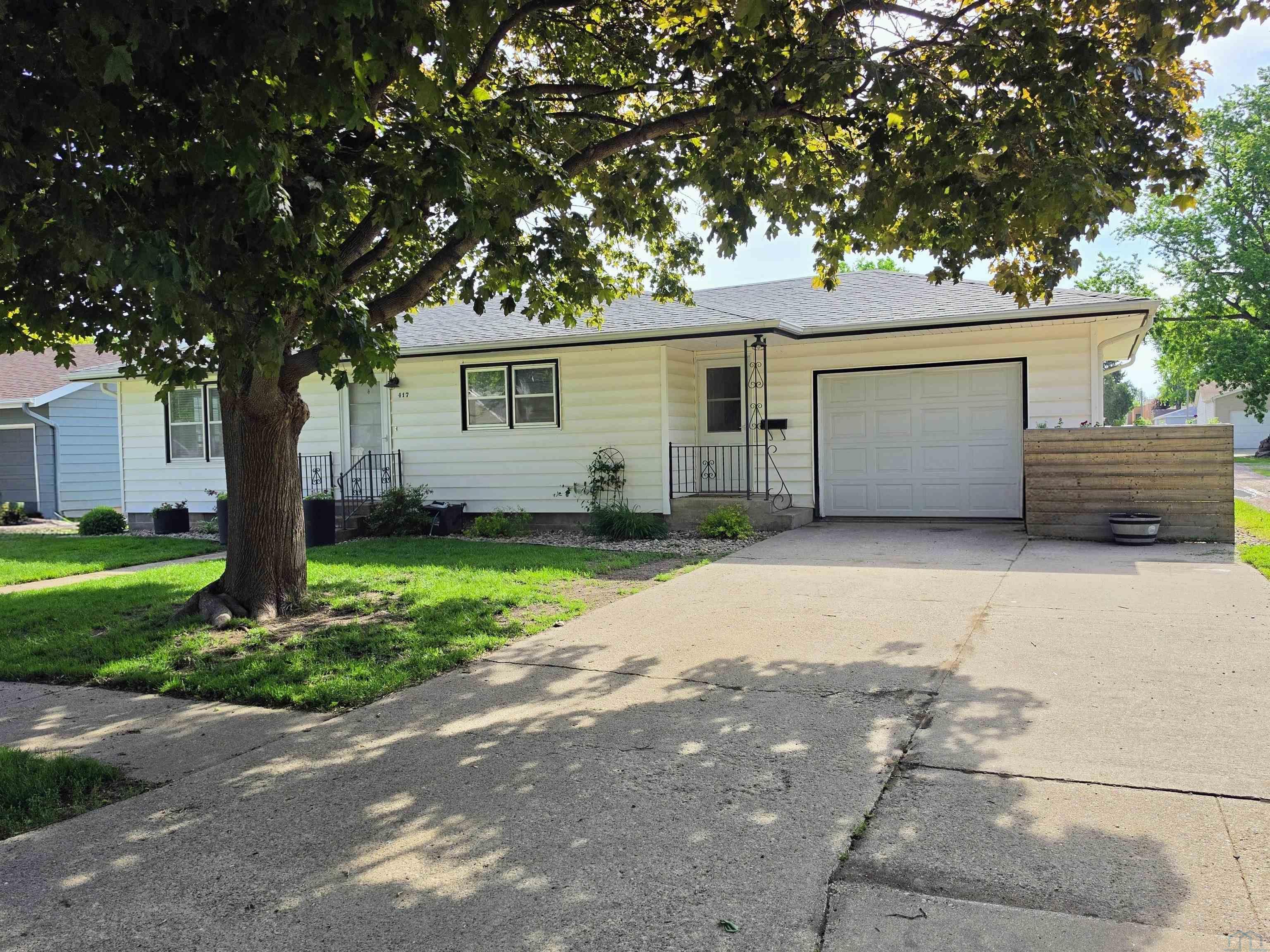 417 Delaware Ave NW, Orange City, IA 51041 