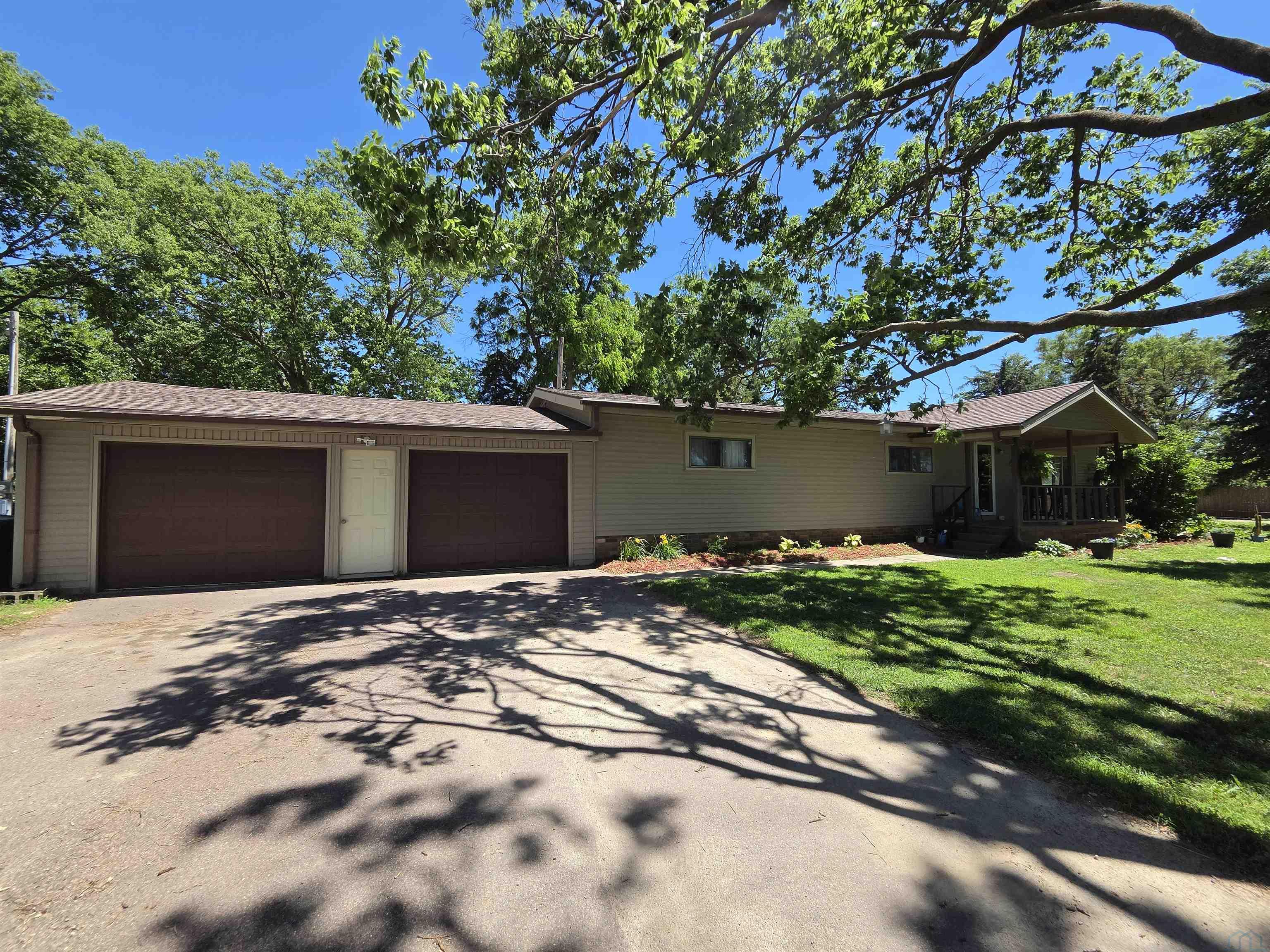 1586 Gateway Dr., South Sioux City, NE 68776 