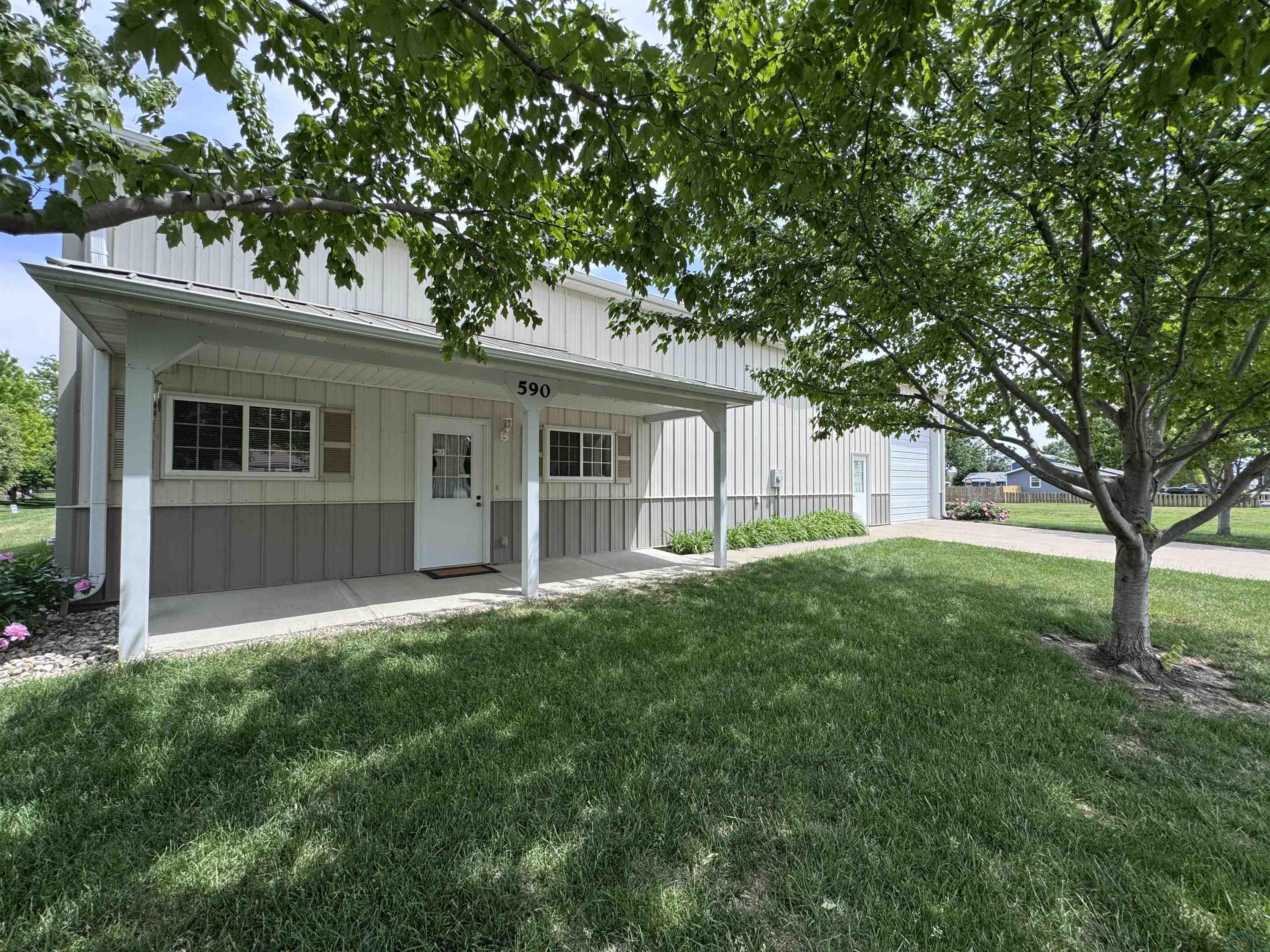 590 Lakeshore Dr, McCook Lake, SD 57049 
