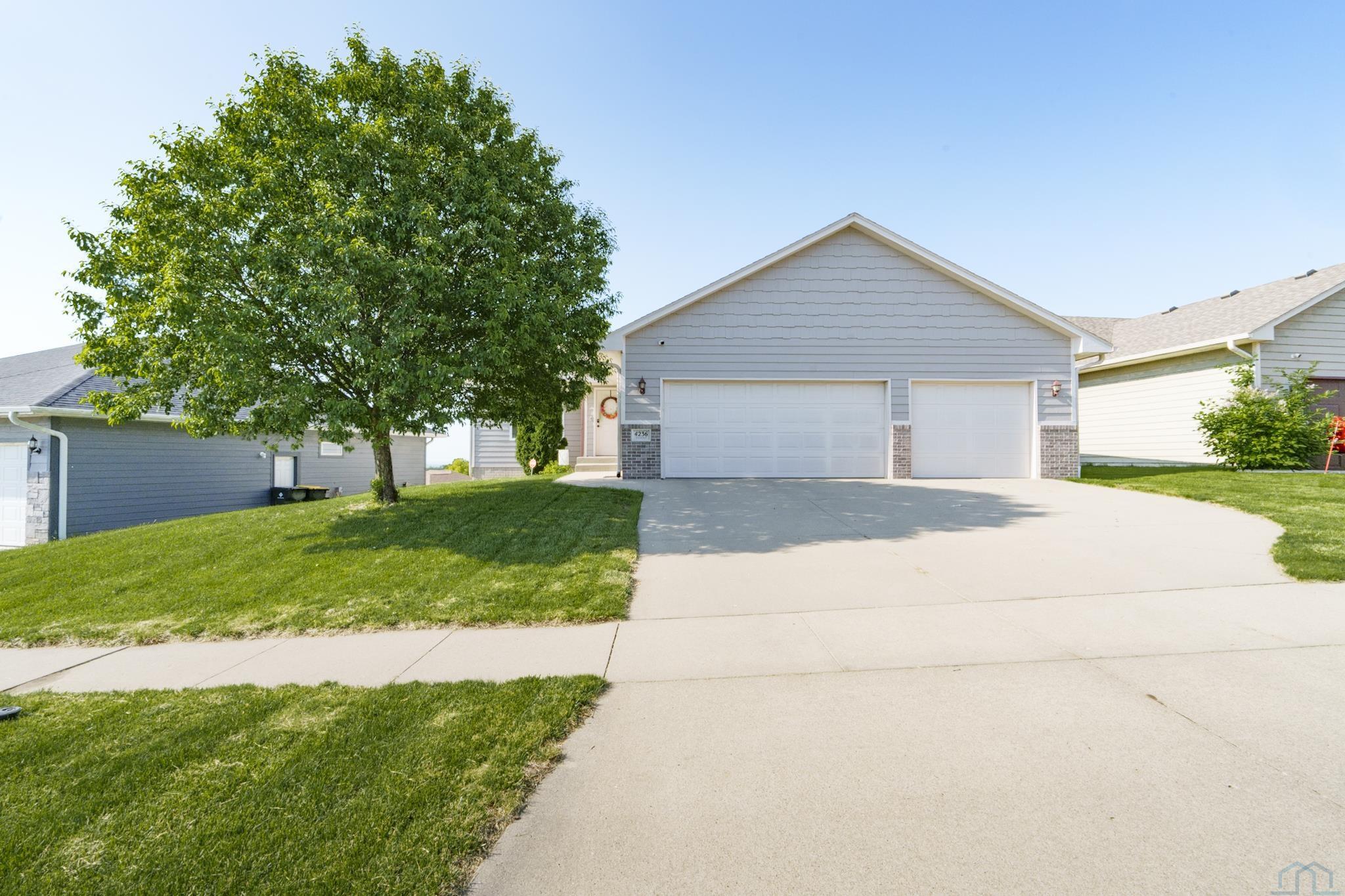 4236 FIELDCREST DR, Sioux City, IA 51103 