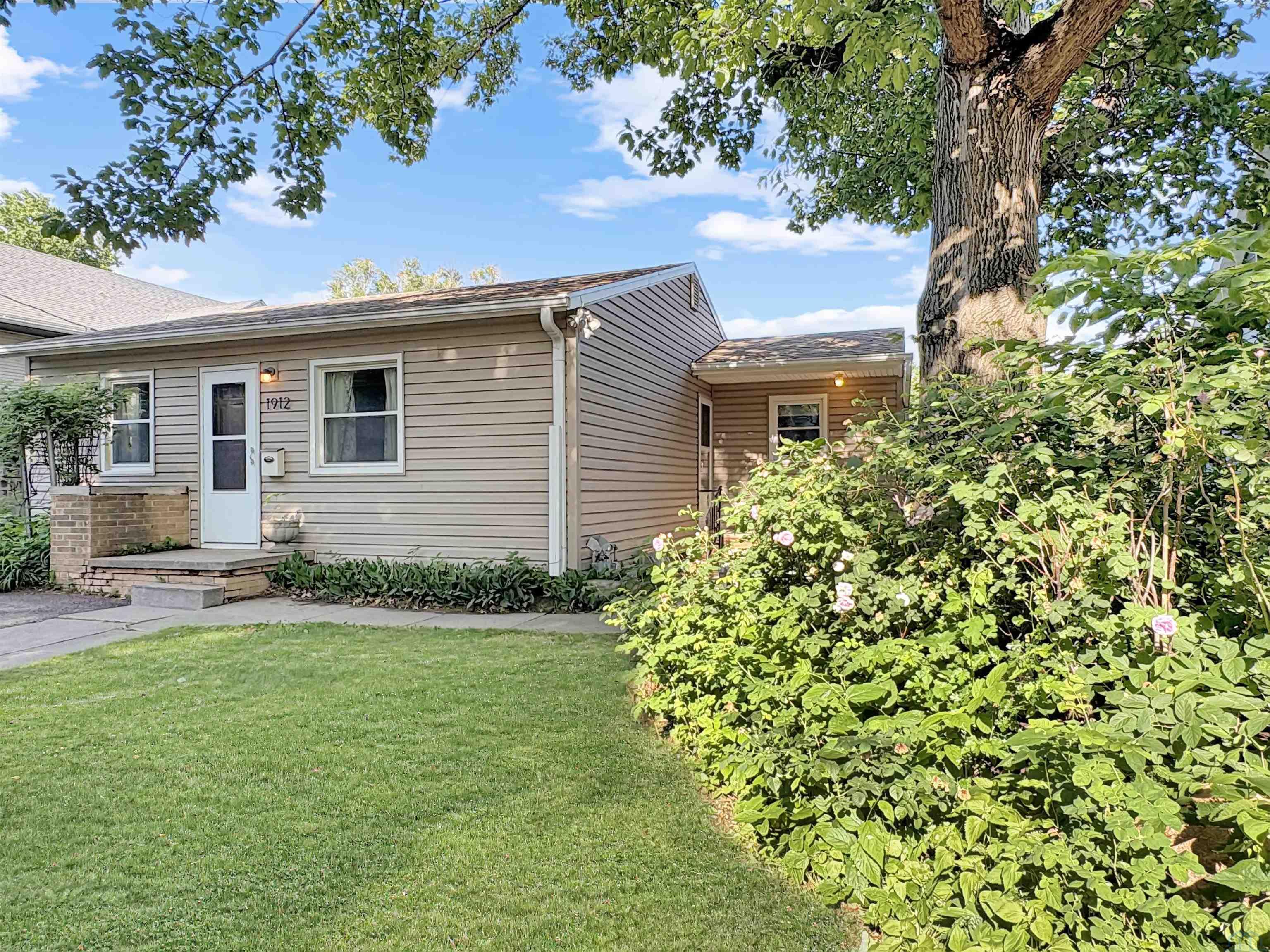 1912 Wall St, Sioux City, IA 51104 