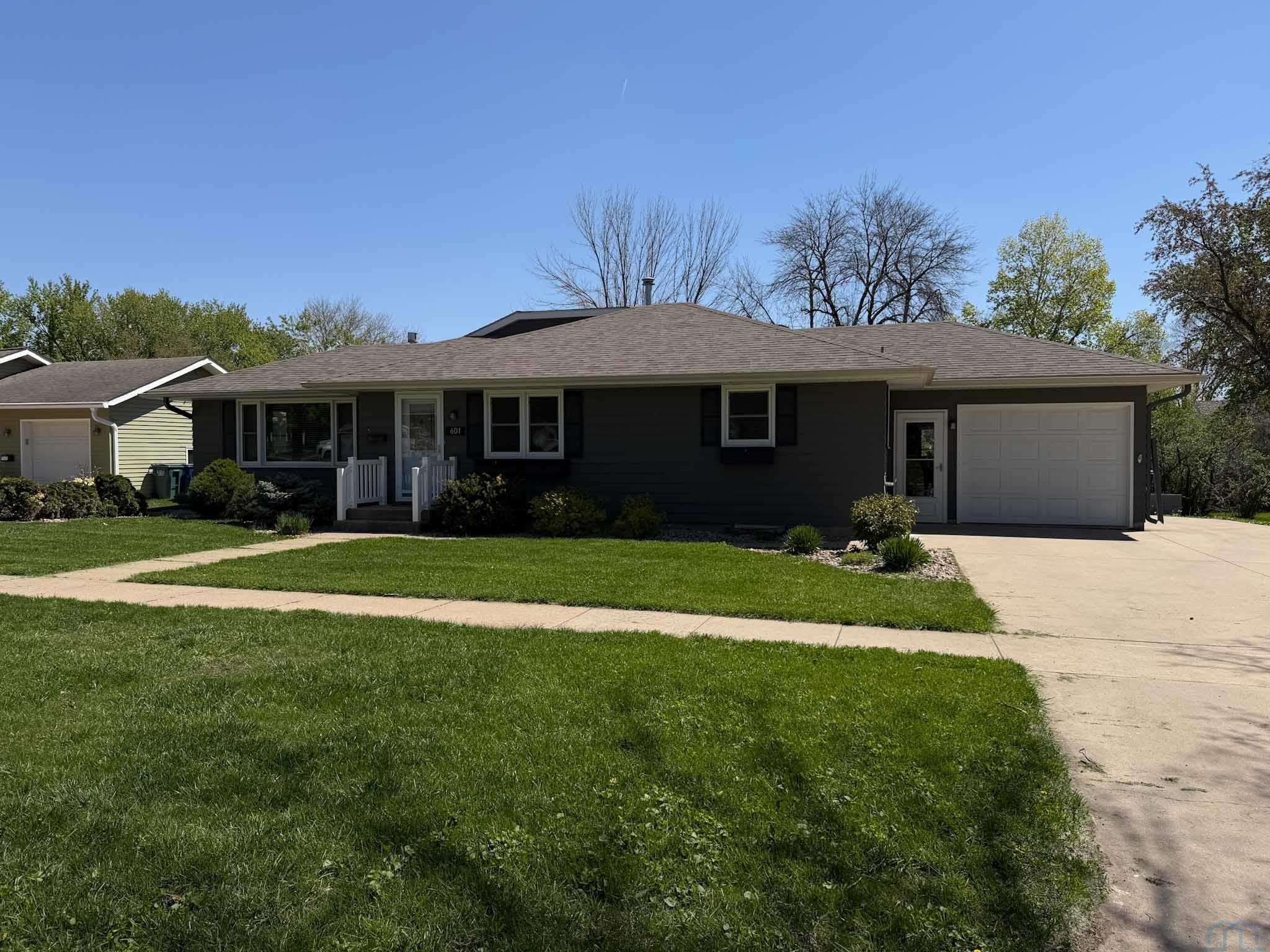 601 Concord Ave NE						  						 , Orange City						 , IA						  51041						  
