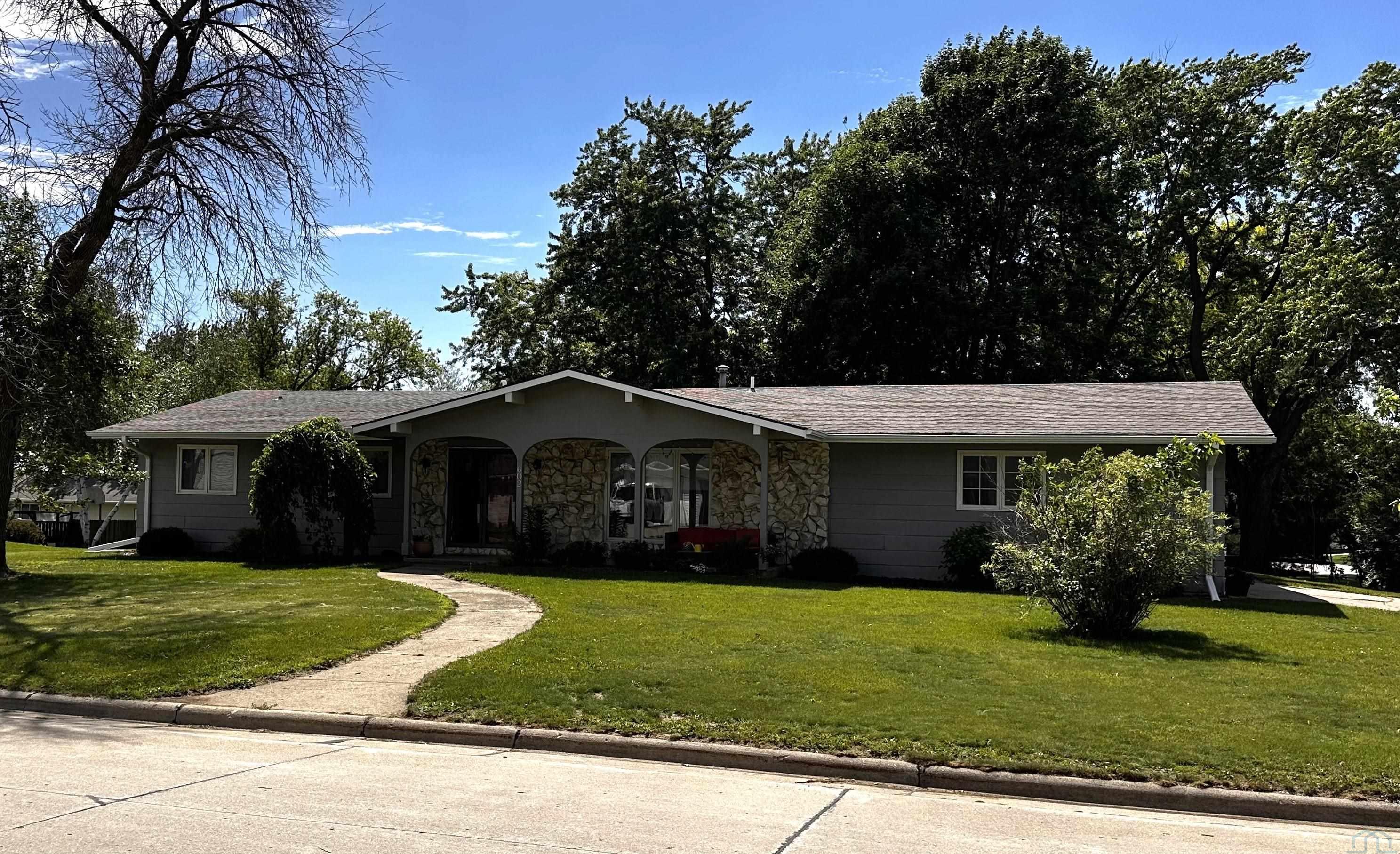 602 Kansas Ave SW						  						 , Orange City						 , IA						  51041-1646						  