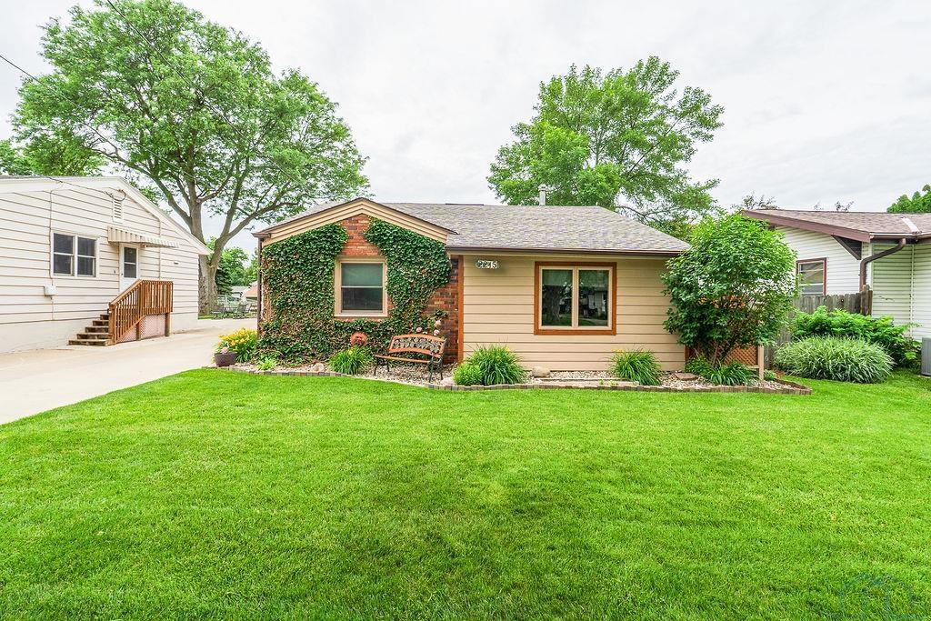 2215 CLINTON ST S, Sioux City, IA 51106 