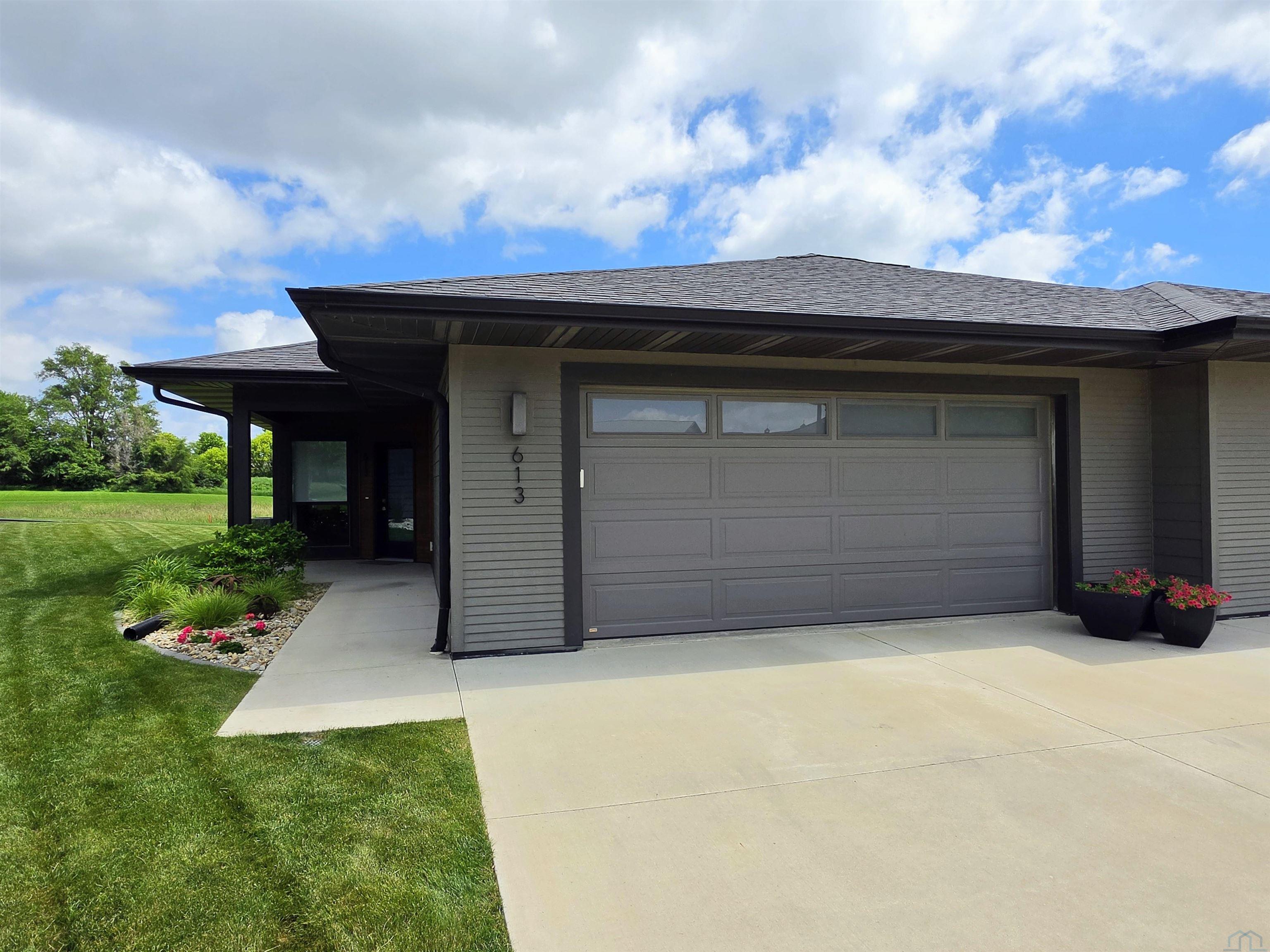 613 14th St SE, Orange City, IA 51041 