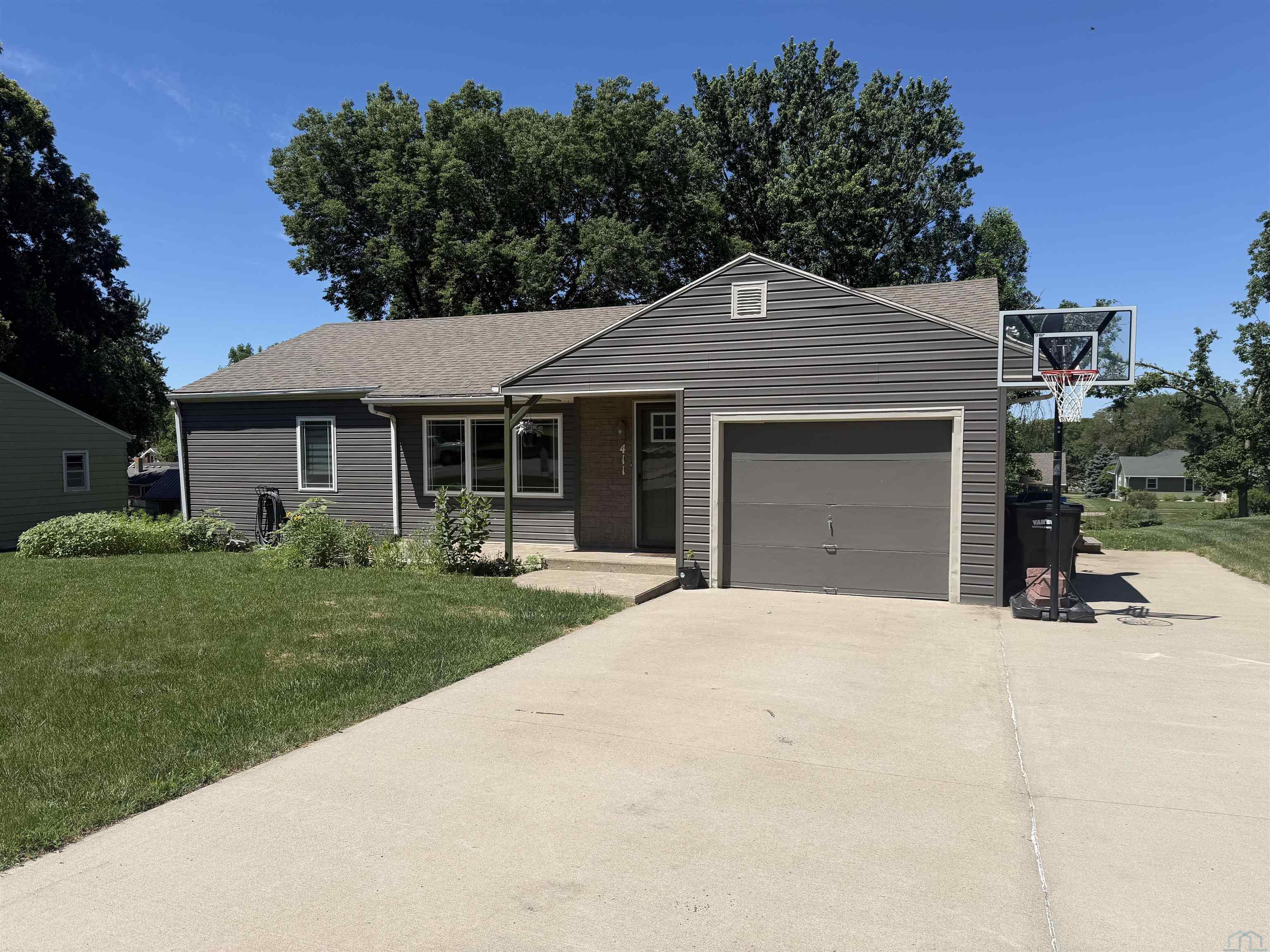 411 8th St N, Akron, IA 51001 