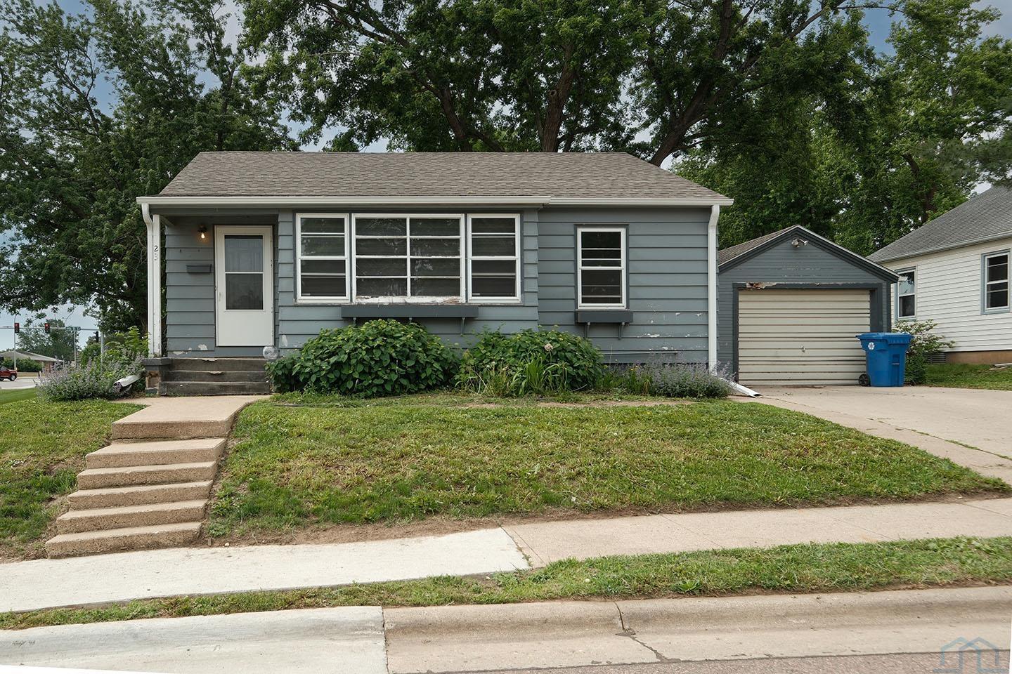 23 8th Street SW, Sioux Center, IA 51250 