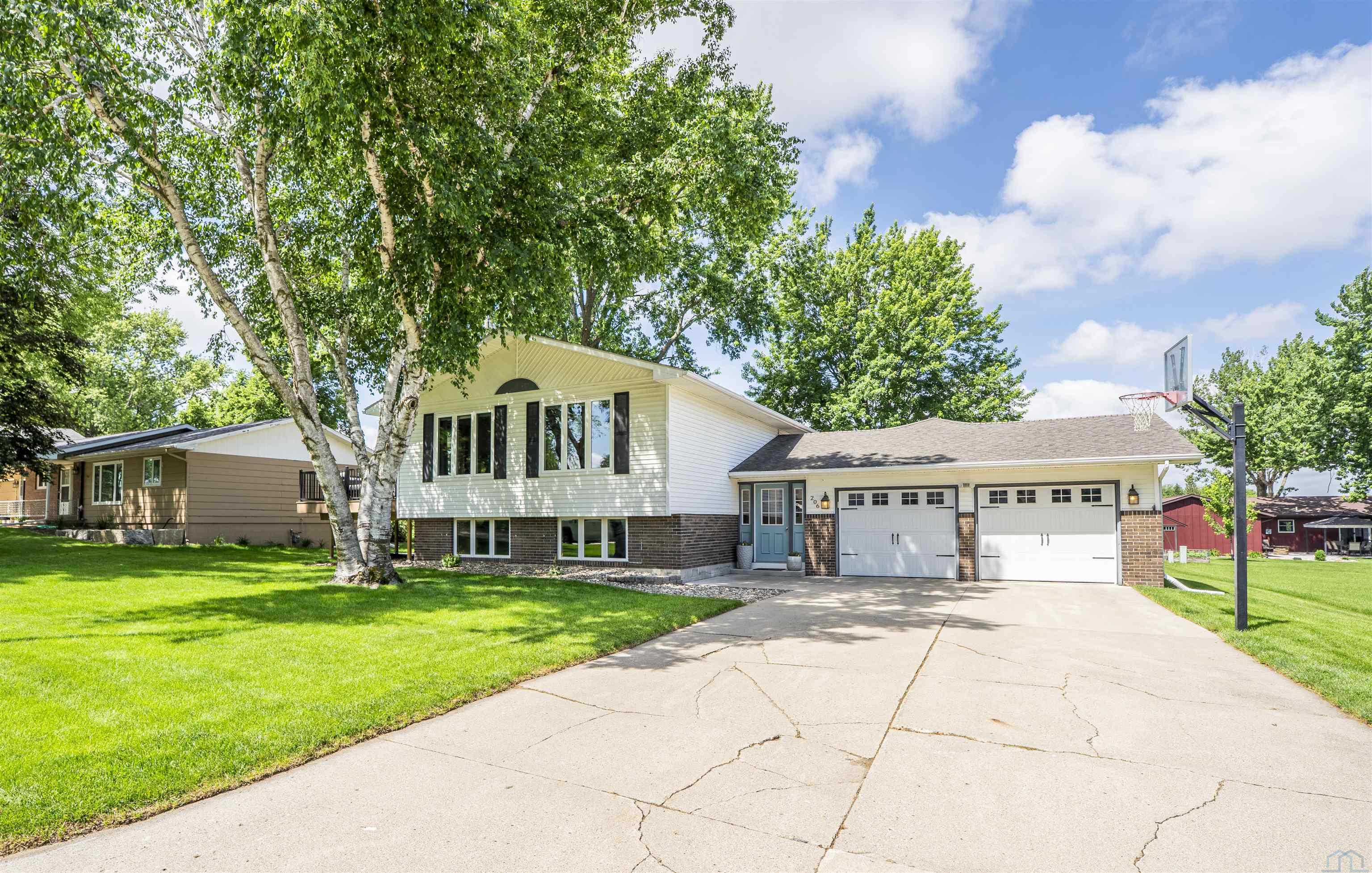 206 Louisiana Ave SW						  						 , Orange City						 , IA						  51041						  