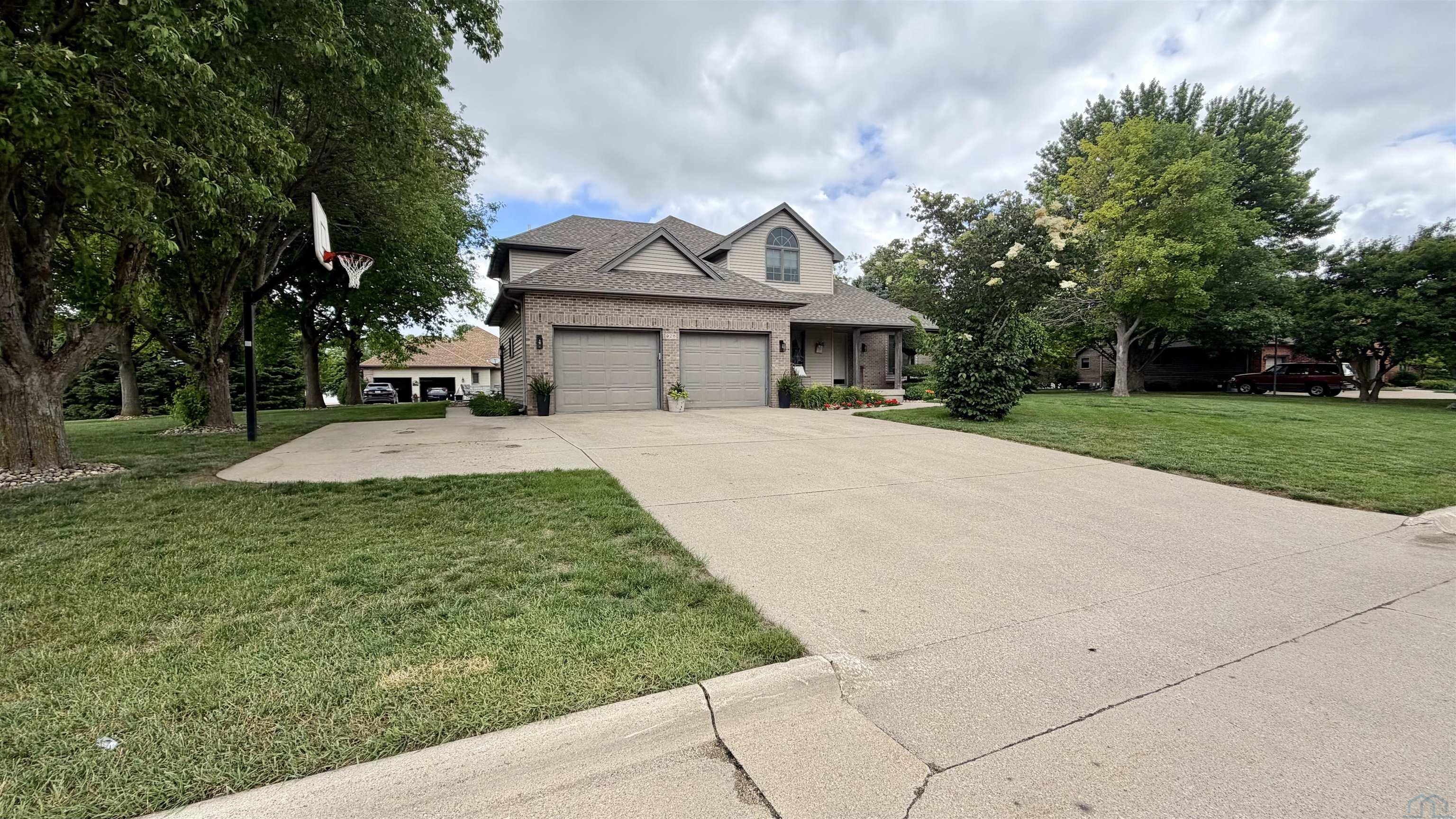 925 LEONA CIR, Storm Lake, IA 50588 