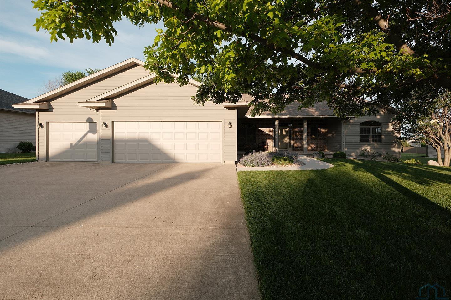 1642 4th Avenue E, Sioux Center, IA 51250 