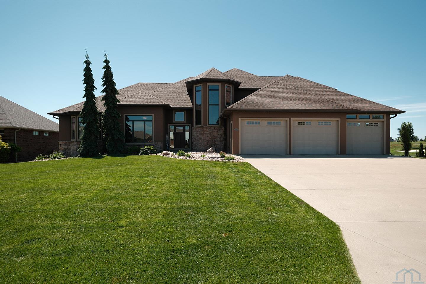 995 Colonial Street, Sioux Center, IA 51250 