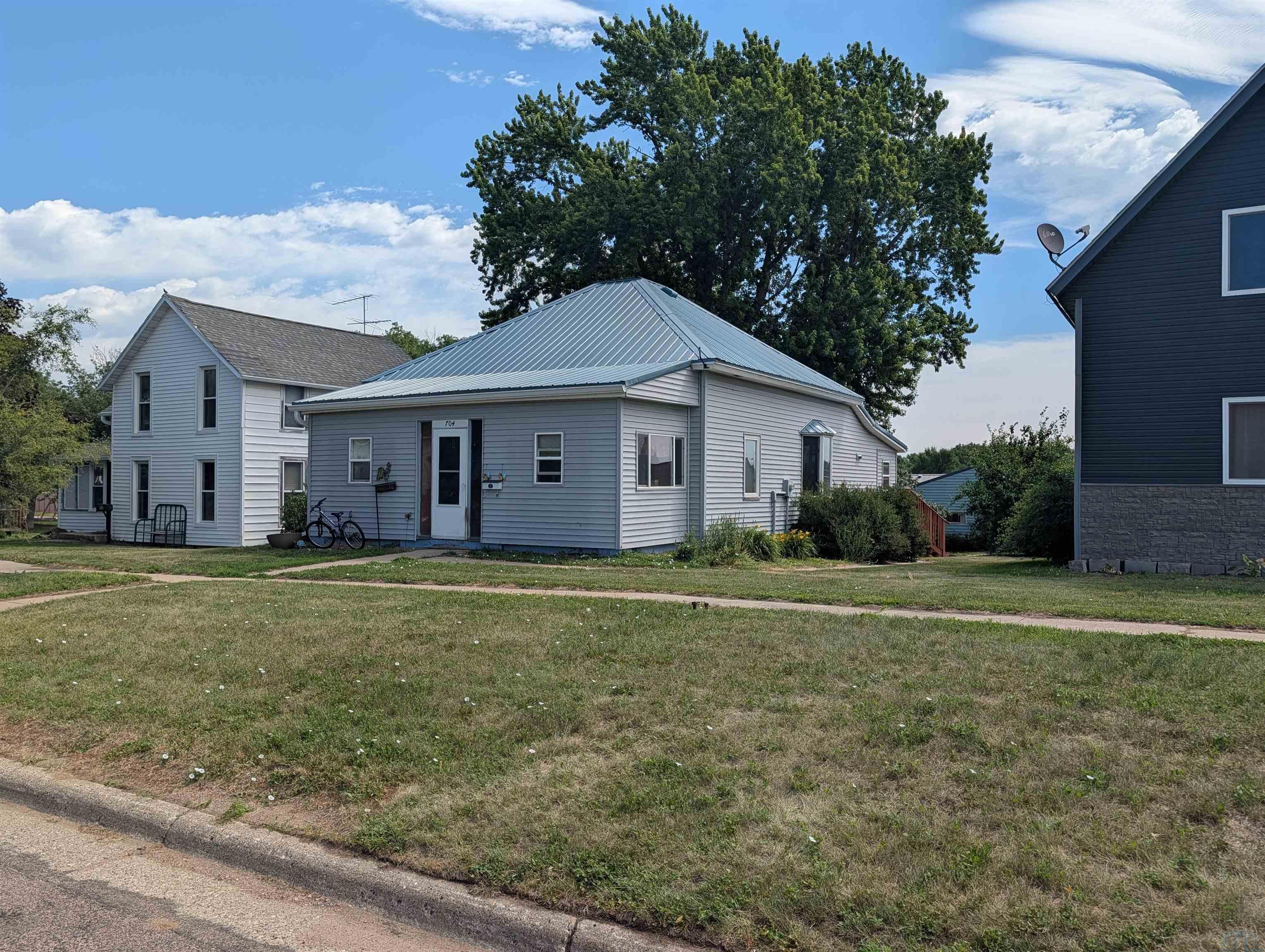 704 Ave H						  						 , Hawarden						 , IA						  51023						  