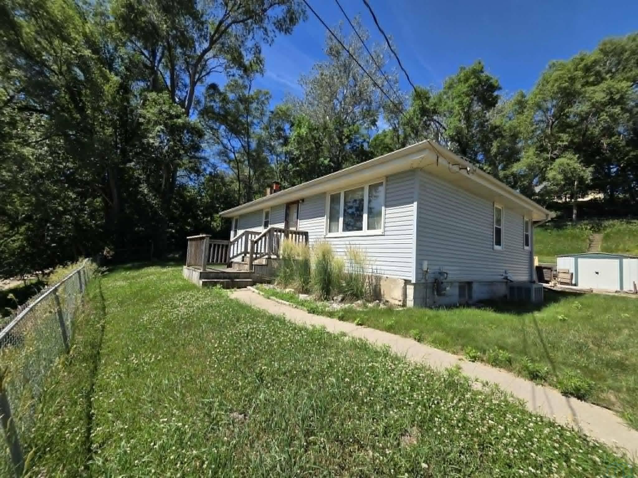 221 Dorman St S, Sioux City, IA 51103 