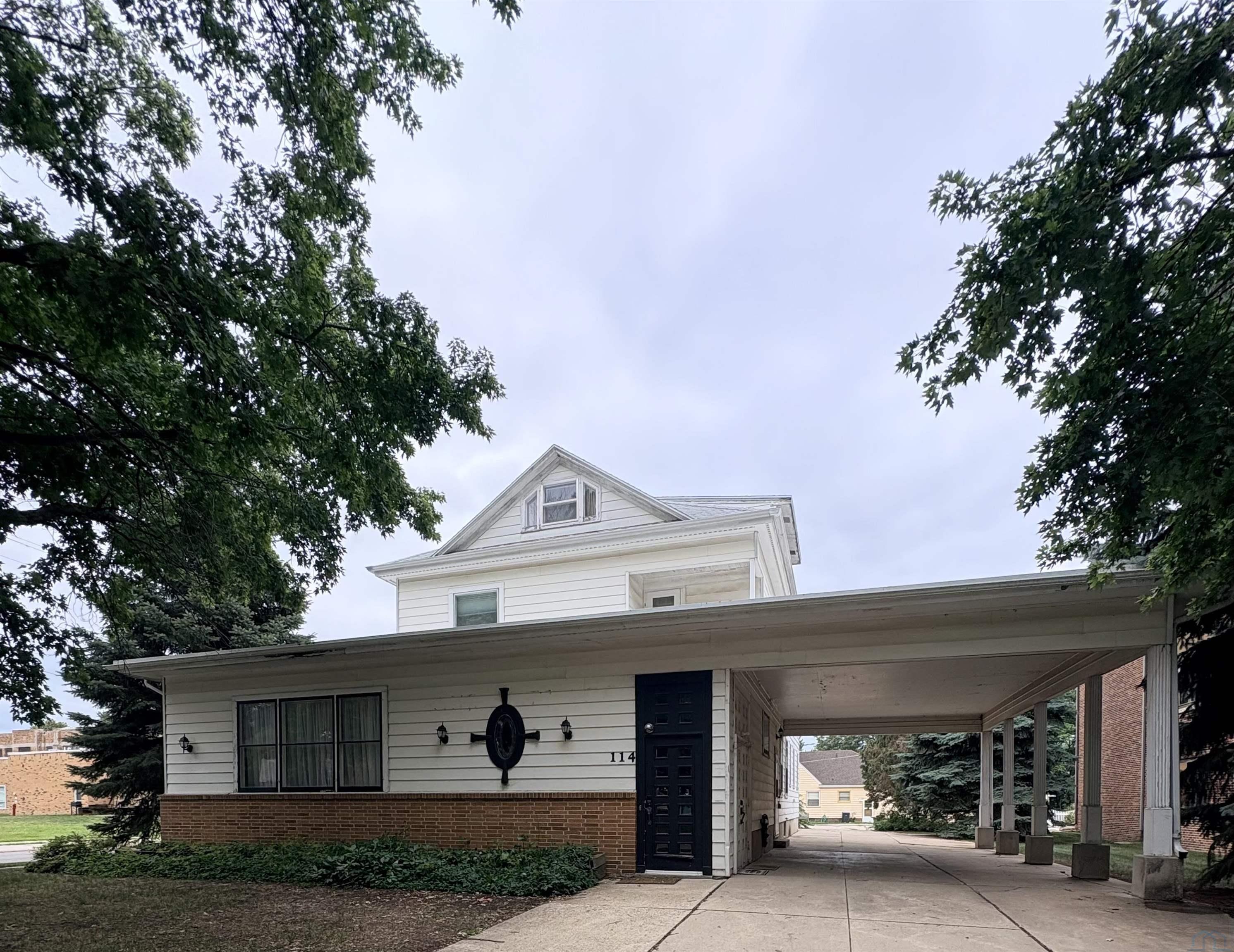 114 3RD ST E, Storm Lake, IA 50588 