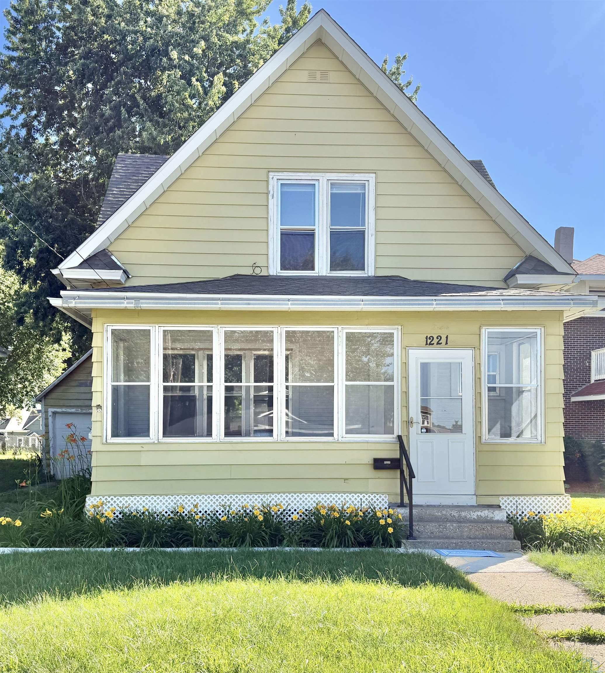 1221 Morningside Ave, Sioux City, IA 51106 
