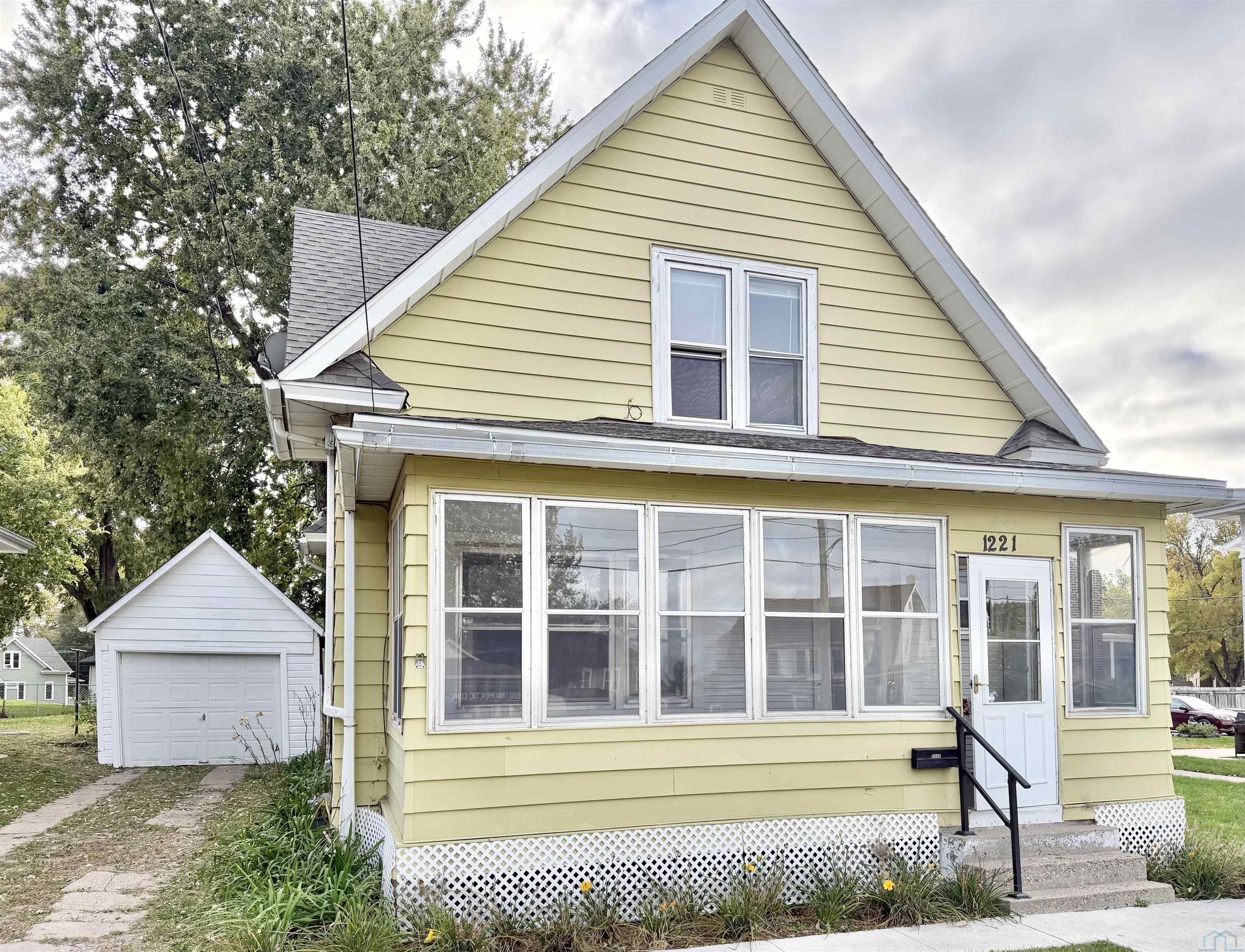 1221 Morningside Ave, Sioux City, IA 51106 