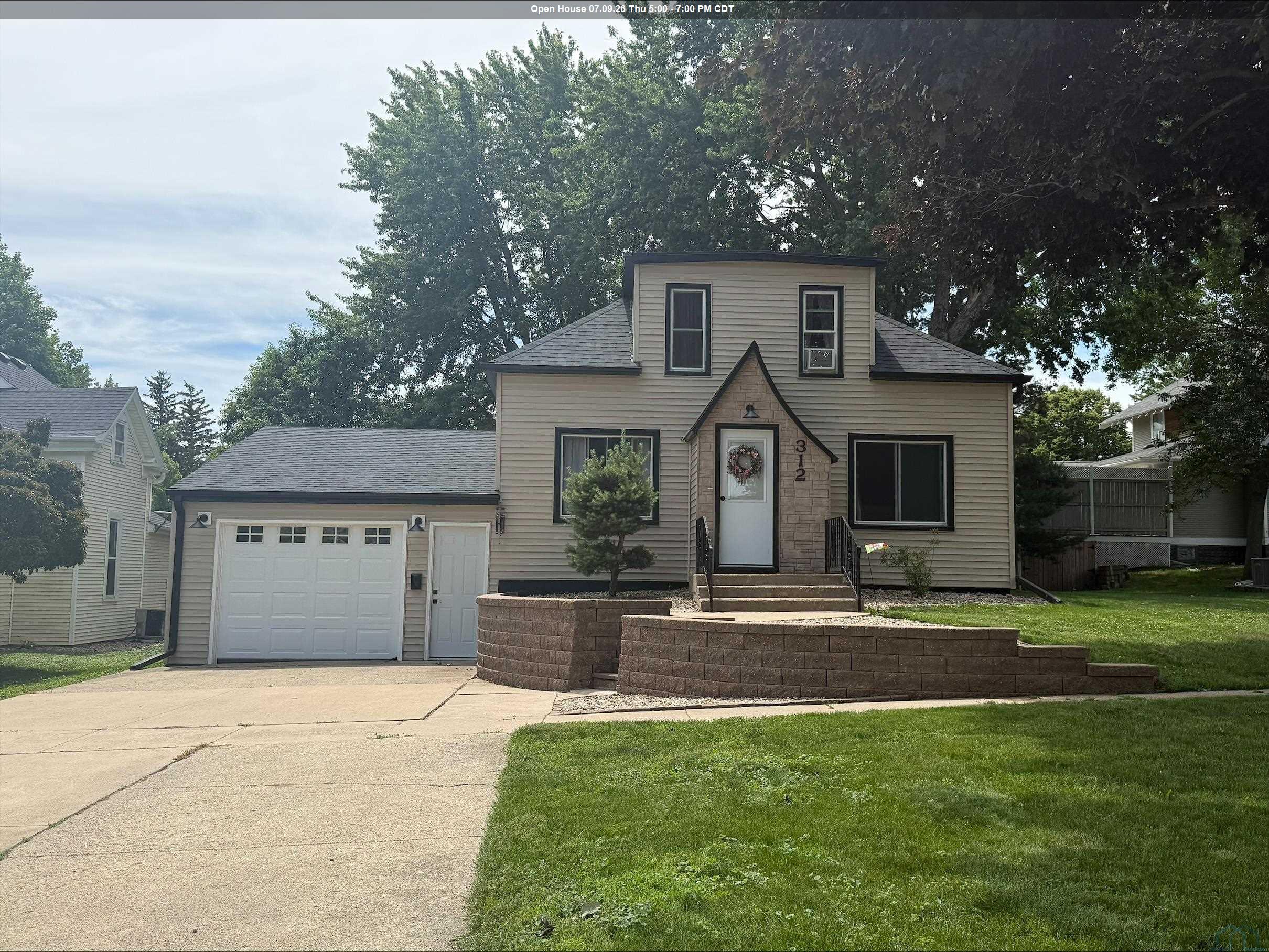 312 3rd St NE, Orange City, IA 51041 
