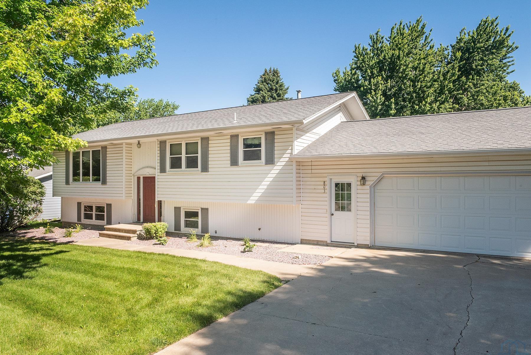 803 2ND ST SW, Orange City, IA 51041 