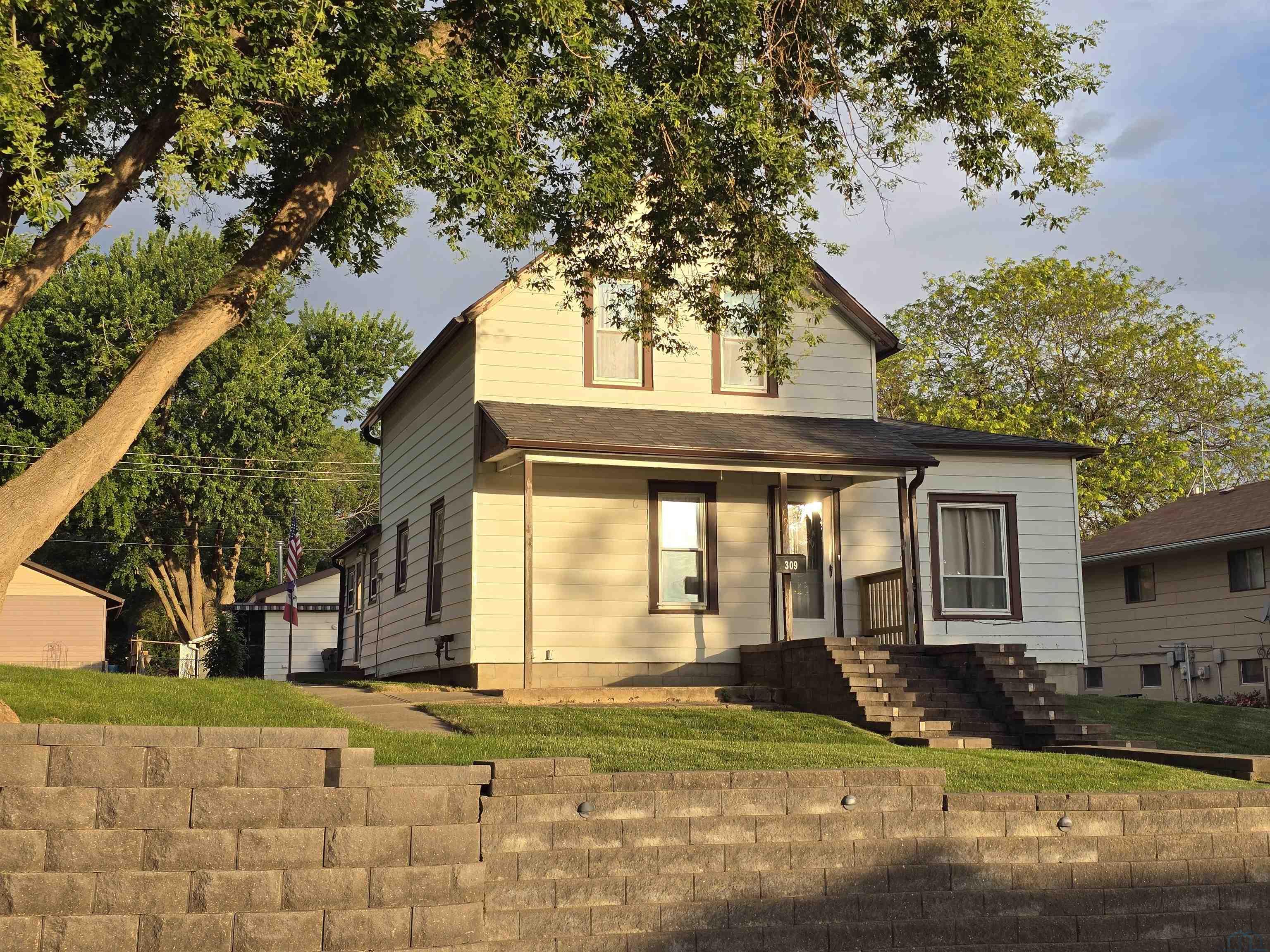 309 5TH AVE SE, LeMars, IA 51031 