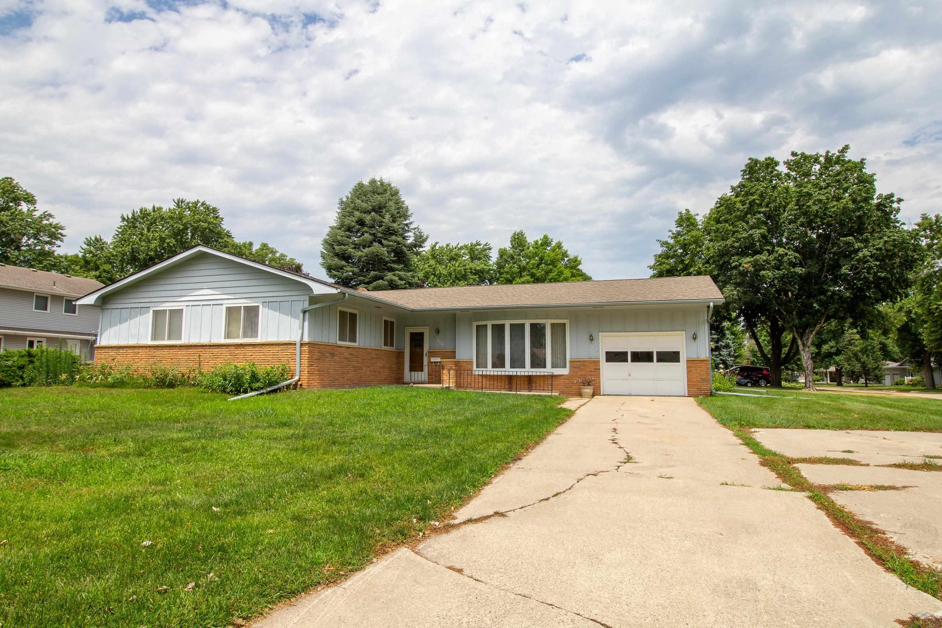 906 3RD AVE NW, Pocahontas, IA 50574 