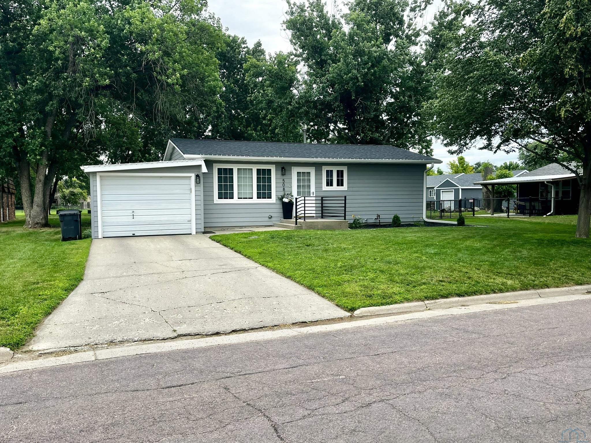508 Court St S, Elk Point, SD 57025 