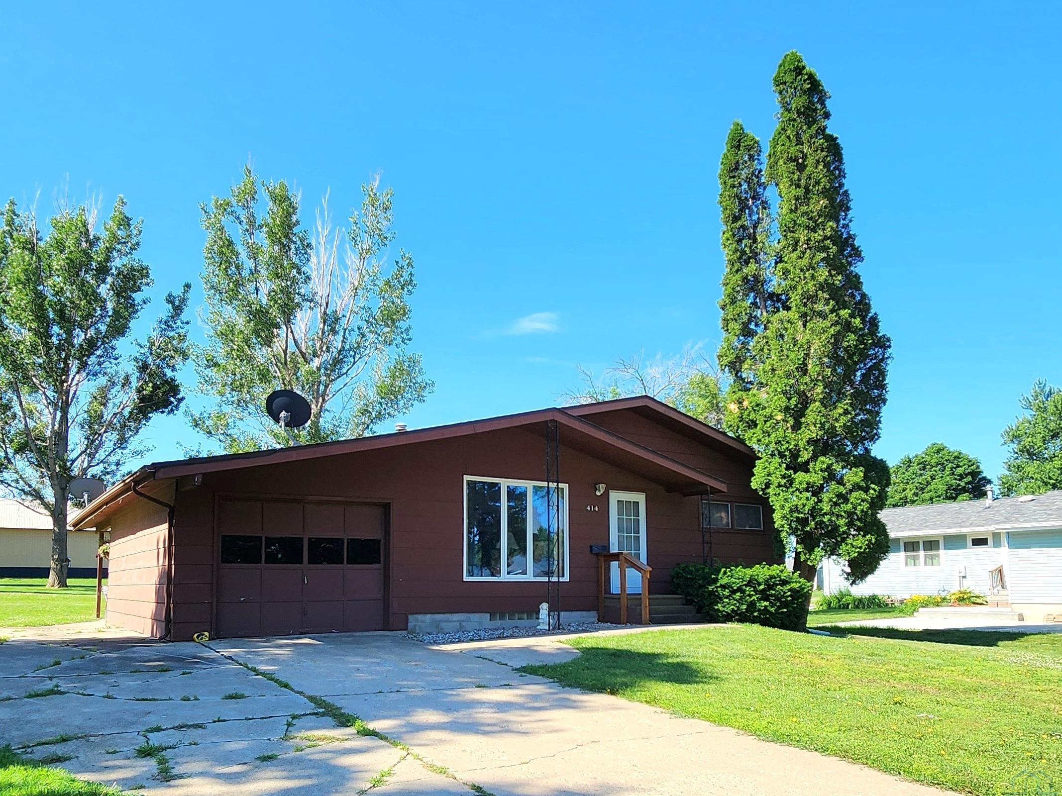 414 Railroad St., Hull, IA 51239 