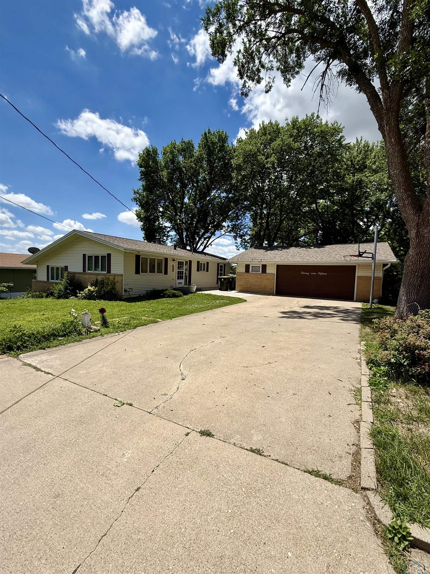 2915 S OLIVE ST, Sioux City, IA 51106 