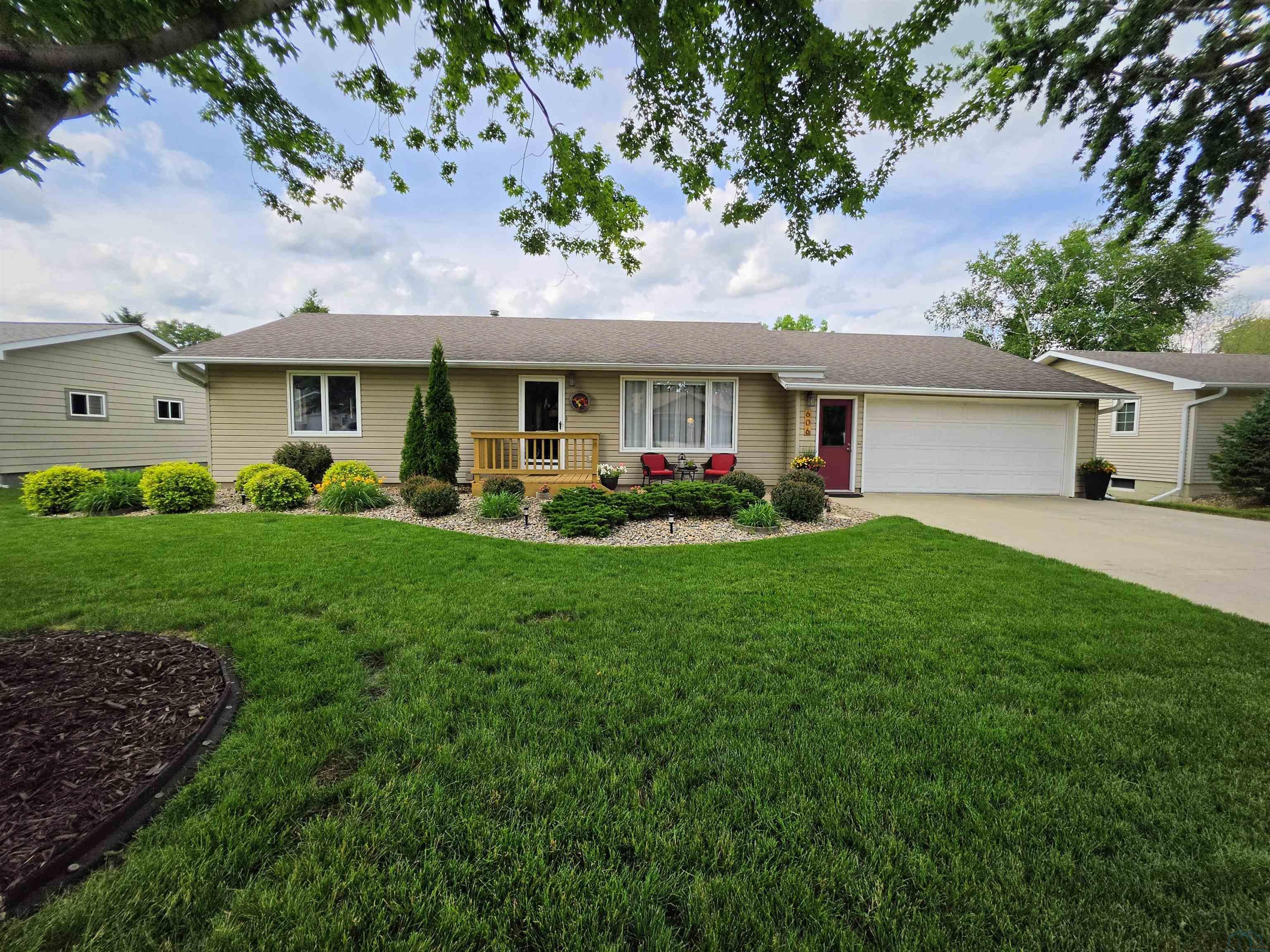 606 5th St SE, Orange City, IA 51041 