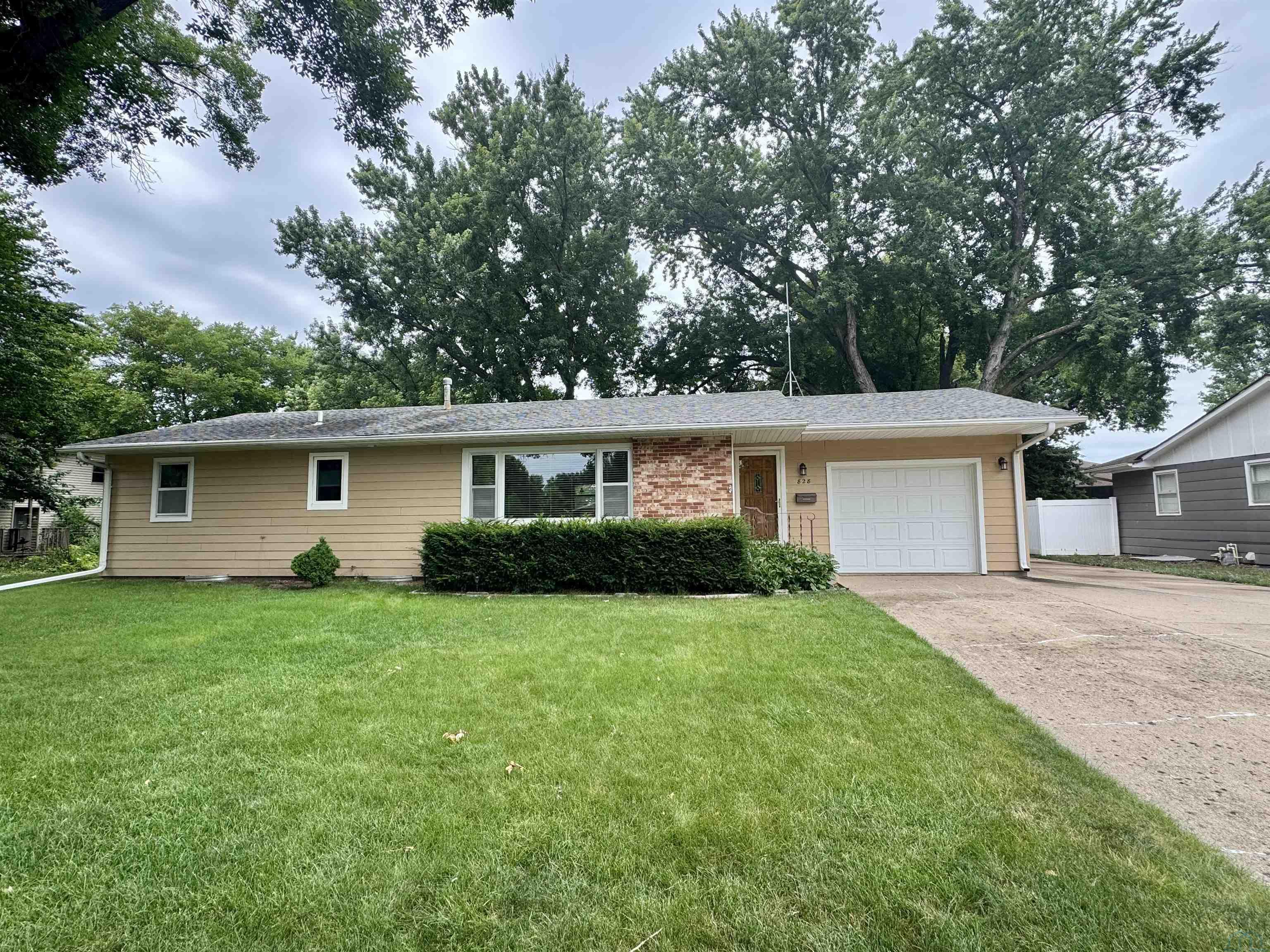 828 Eastgate Dr., Vermillion, SD 57069 