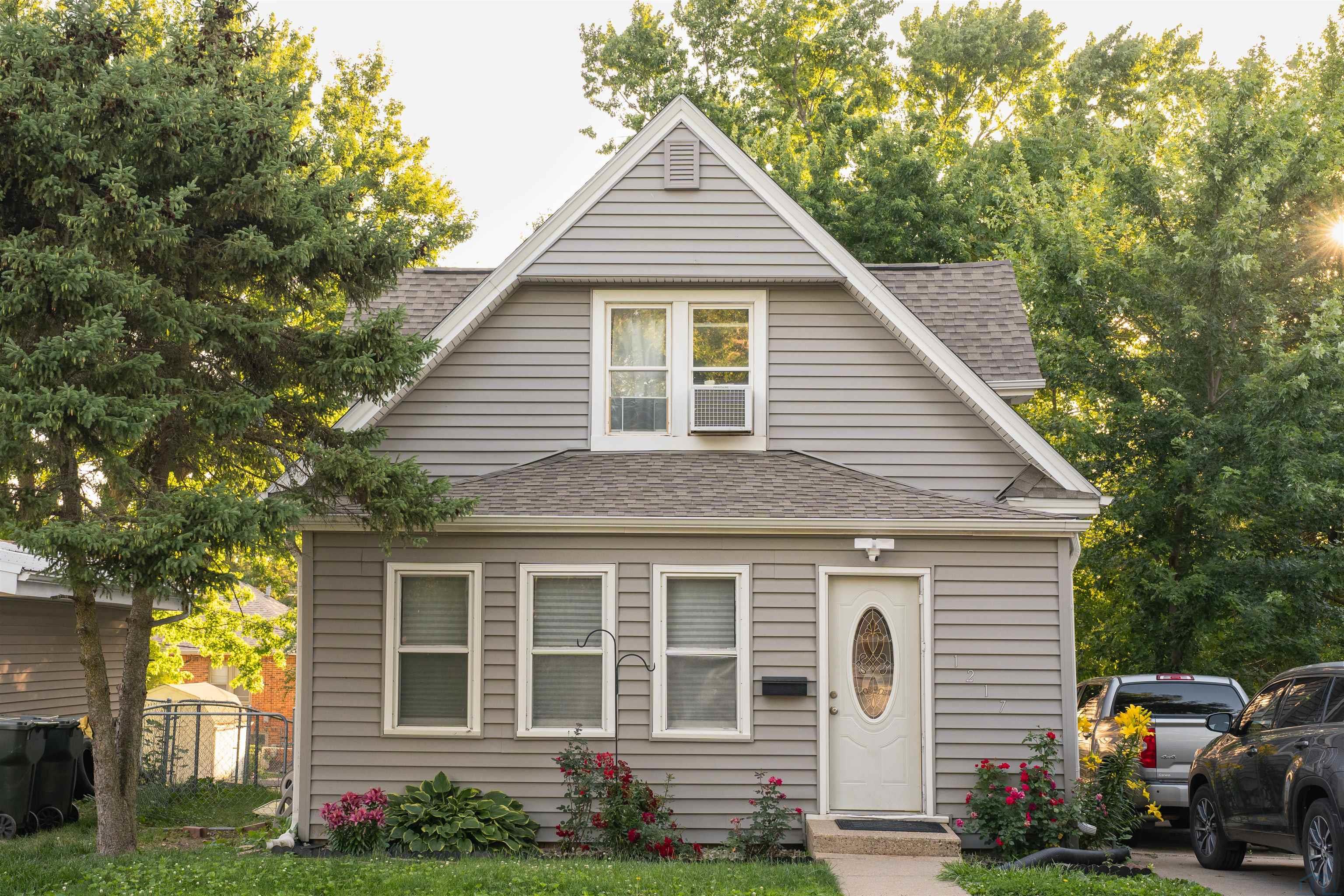 1217 S Helen St, Sioux City, IA 51106 