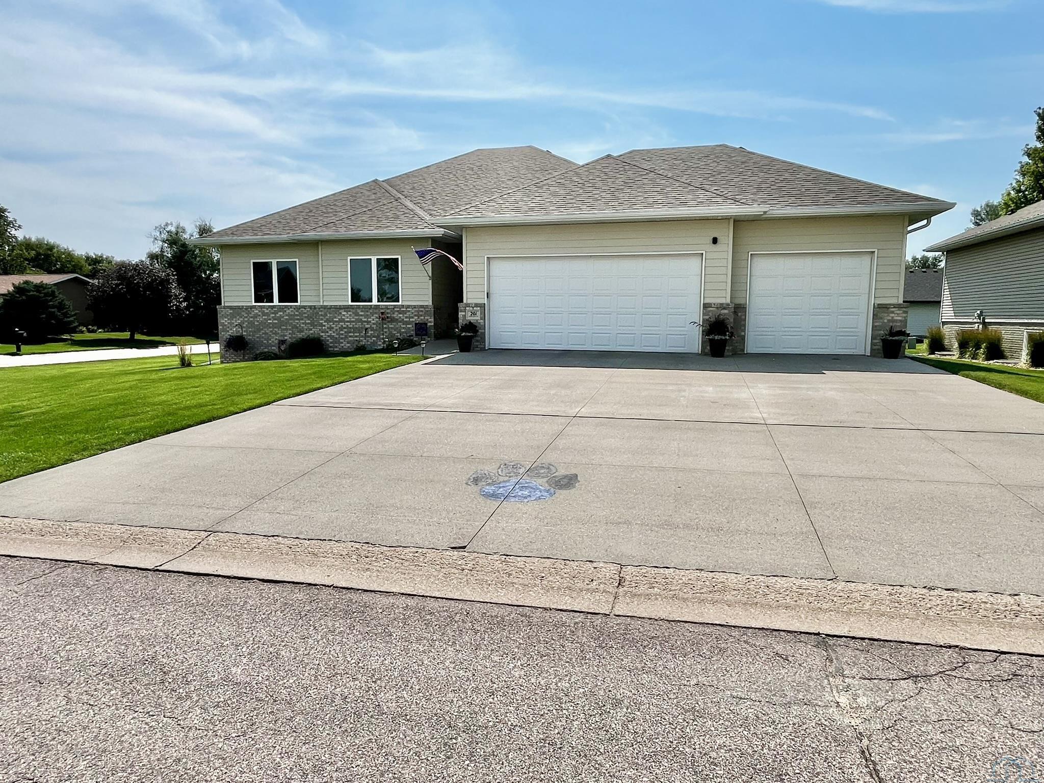 201 Lexington Court, Elk Point, SD 57025 