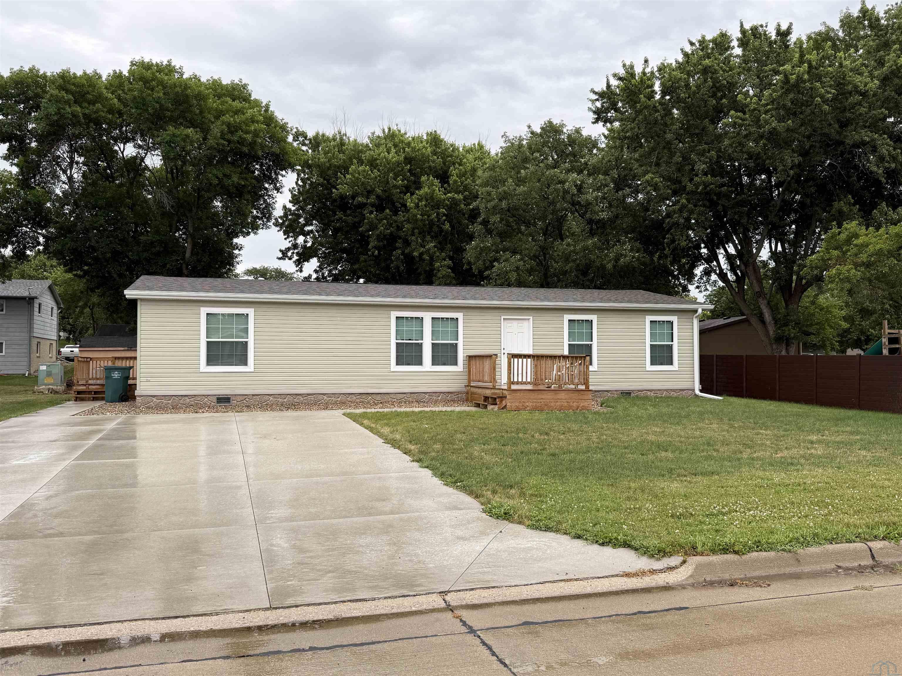 1814 Ave K, Hawarden, IA 51023 
