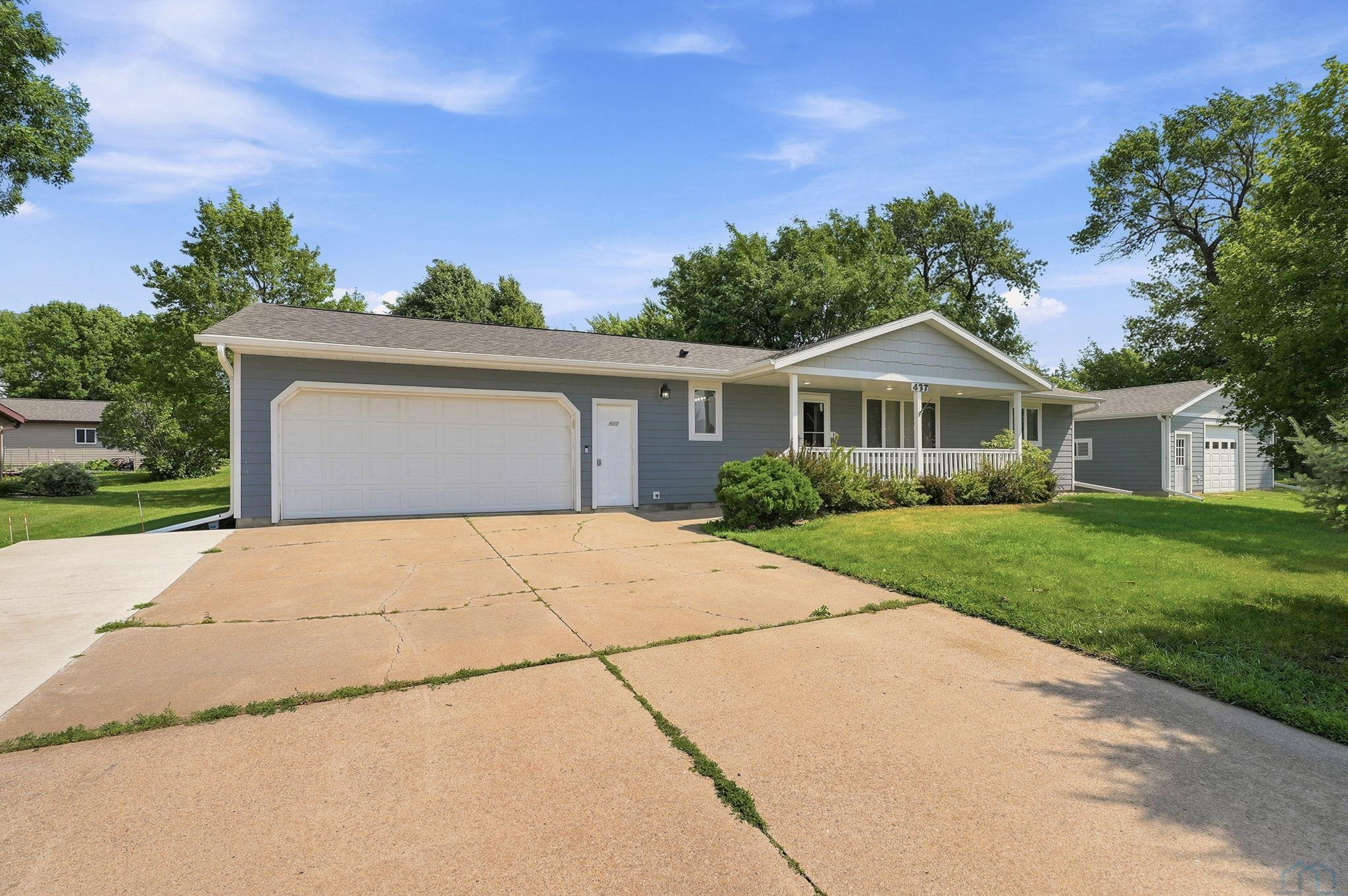437 Holder St, Larchwood, IA 51241 