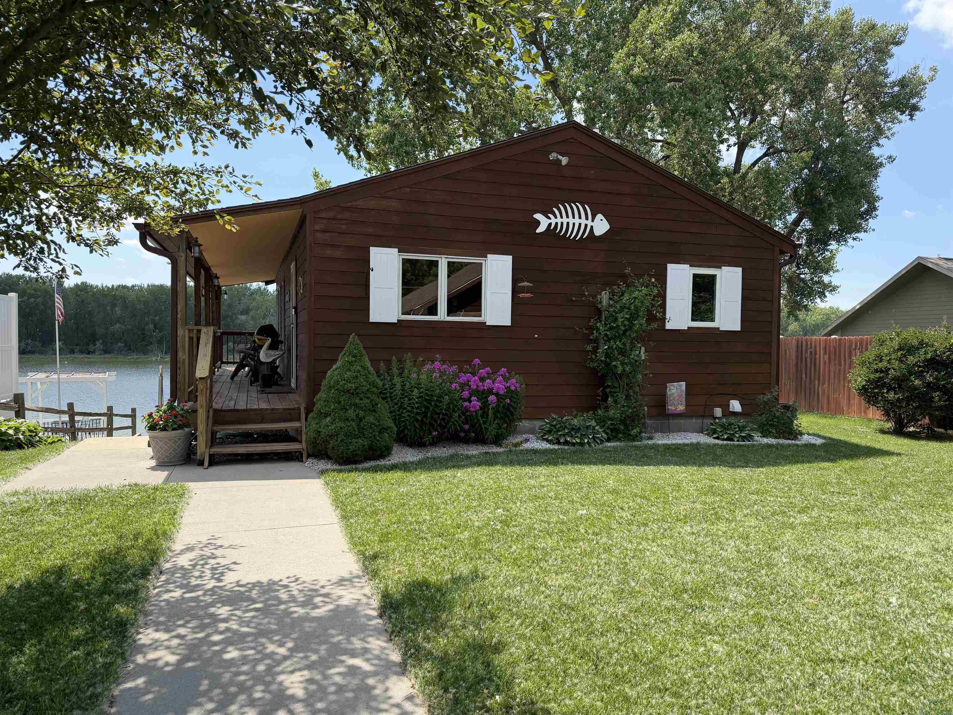 361 Lakeshore Dr, McCook Lake, SD 57049 