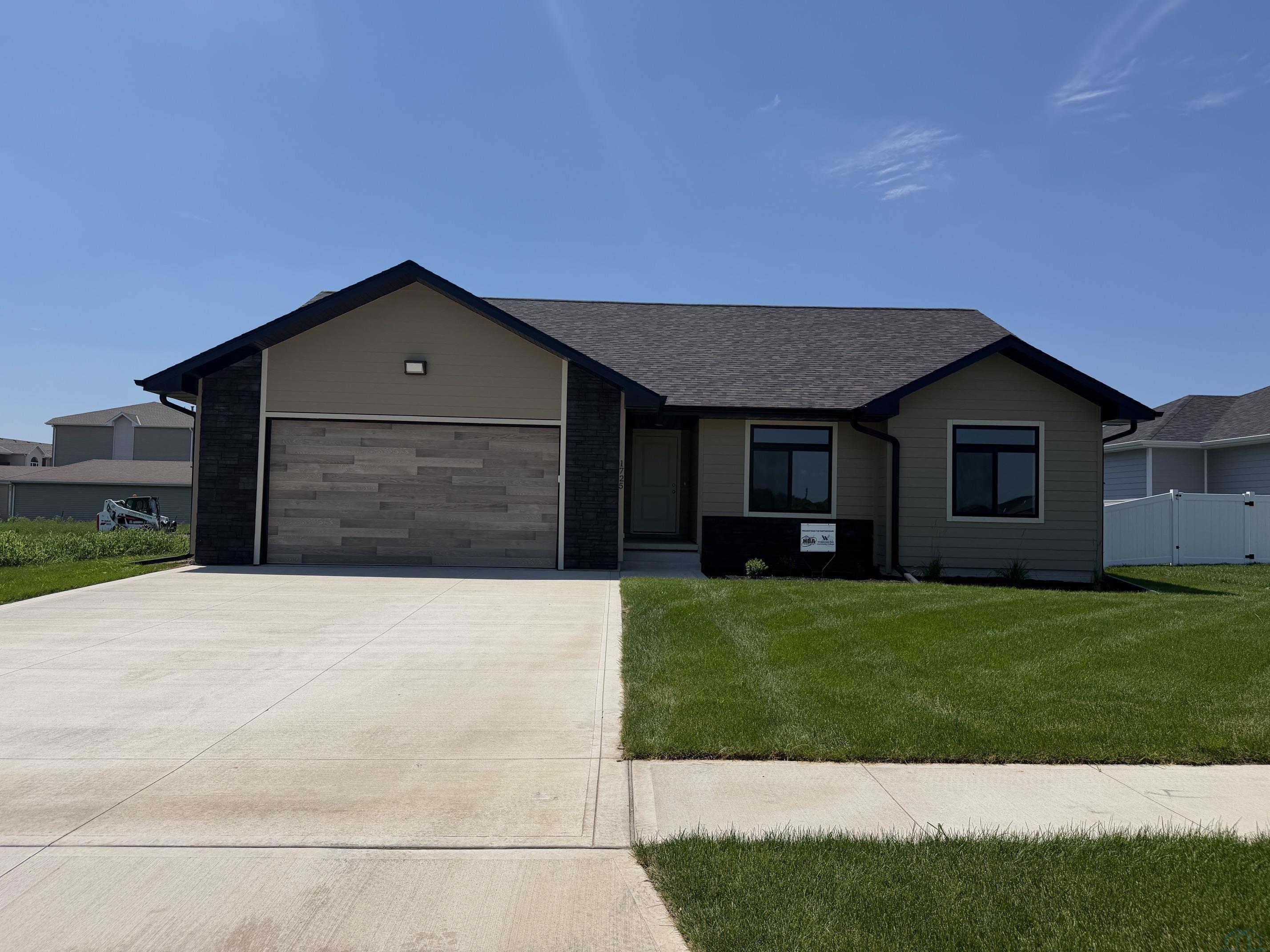 1725 SAMPSON LN, South Sioux City, NE 68776 