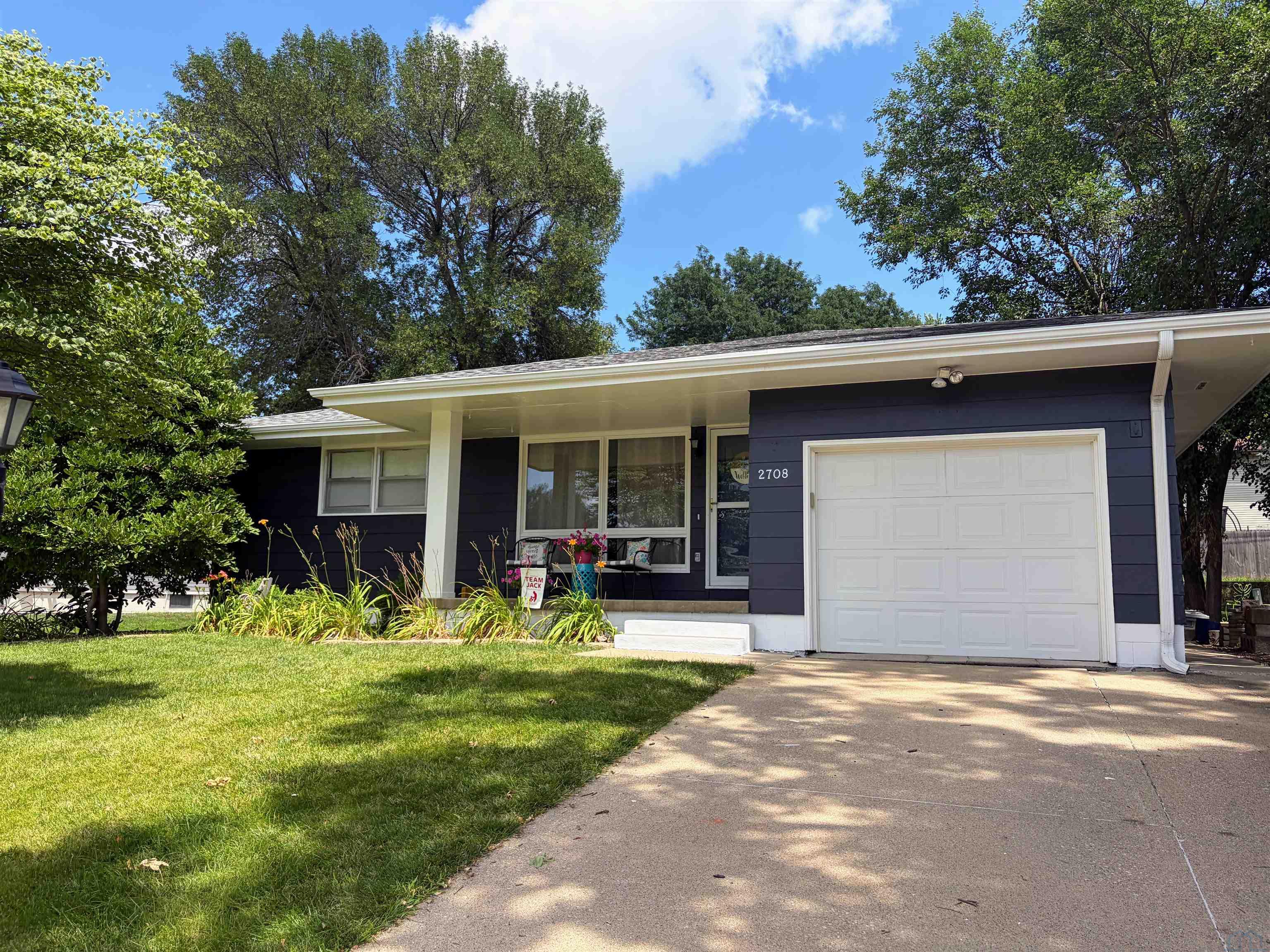 2708 S Lyons St., Sioux City, IA 51106 
